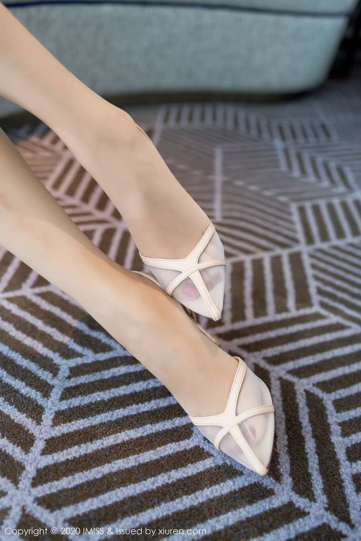 秀人集.com_[IMISS爱蜜社]Vol.486_女神Lavinia肉私房脱低胸吊裙露性感内衣秀完美身材诱惑写真52P