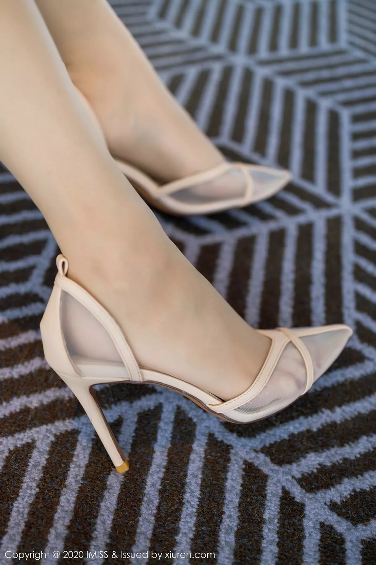 秀人集.com_[IMISS爱蜜社]Vol.486_女神Lavinia肉私房脱低胸吊裙露性感内衣秀完美身材诱惑写真52P