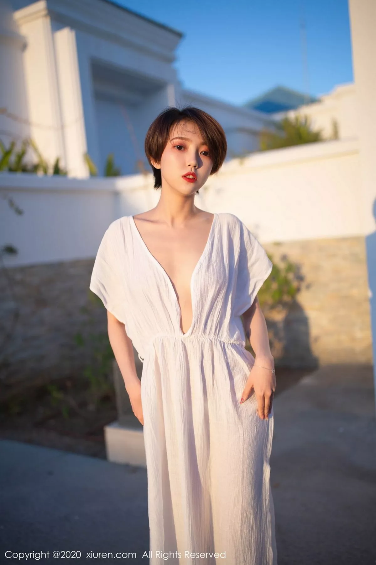 秀人集.com_[XiuRen秀人网]No.2405_嫩模冯木木LRIS户外白色睡衣+私房白色蕾丝内衣惹火诱惑写真82P