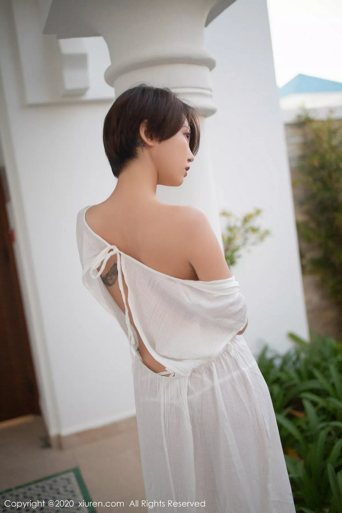 秀人集.com_[XiuRen秀人网]No.2405_嫩模冯木木LRIS户外白色睡衣+私房白色蕾丝内衣惹火诱惑写真82P