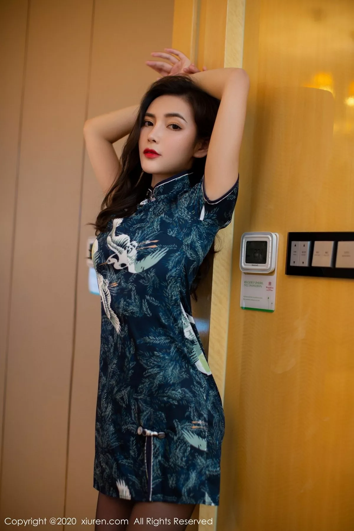 秀人集.com_[XiuRen秀人网]No.2411_嫩模夏玥私房古韵旗袍配性感黑丝裤袜秀完美身材诱惑写真61P