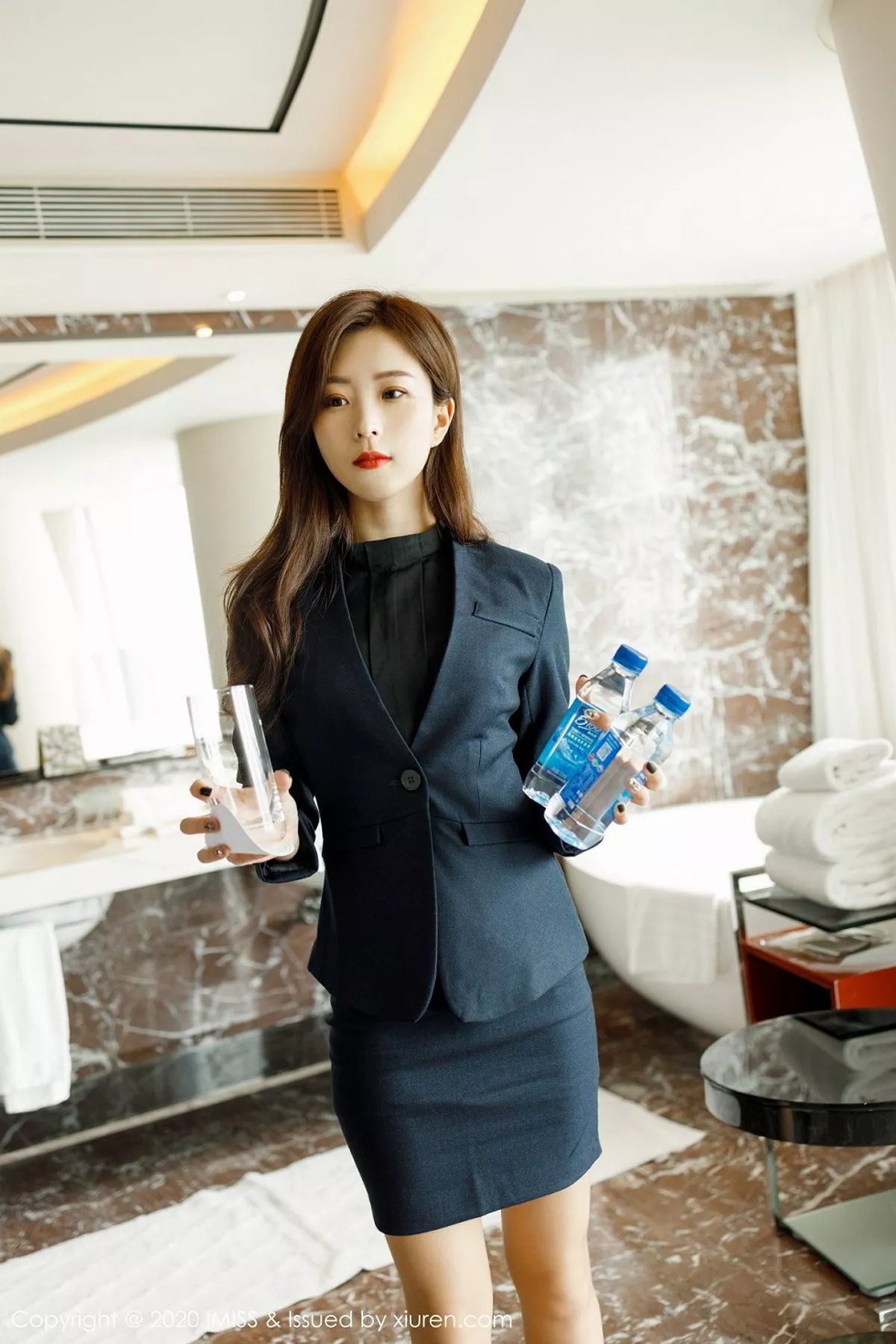 秀人集.com_[IMISS爱蜜社]Vol.491_嫩模杨紫嫣Cynthia酒店管家主题私房脱肉丝裤袜诱惑写真71P