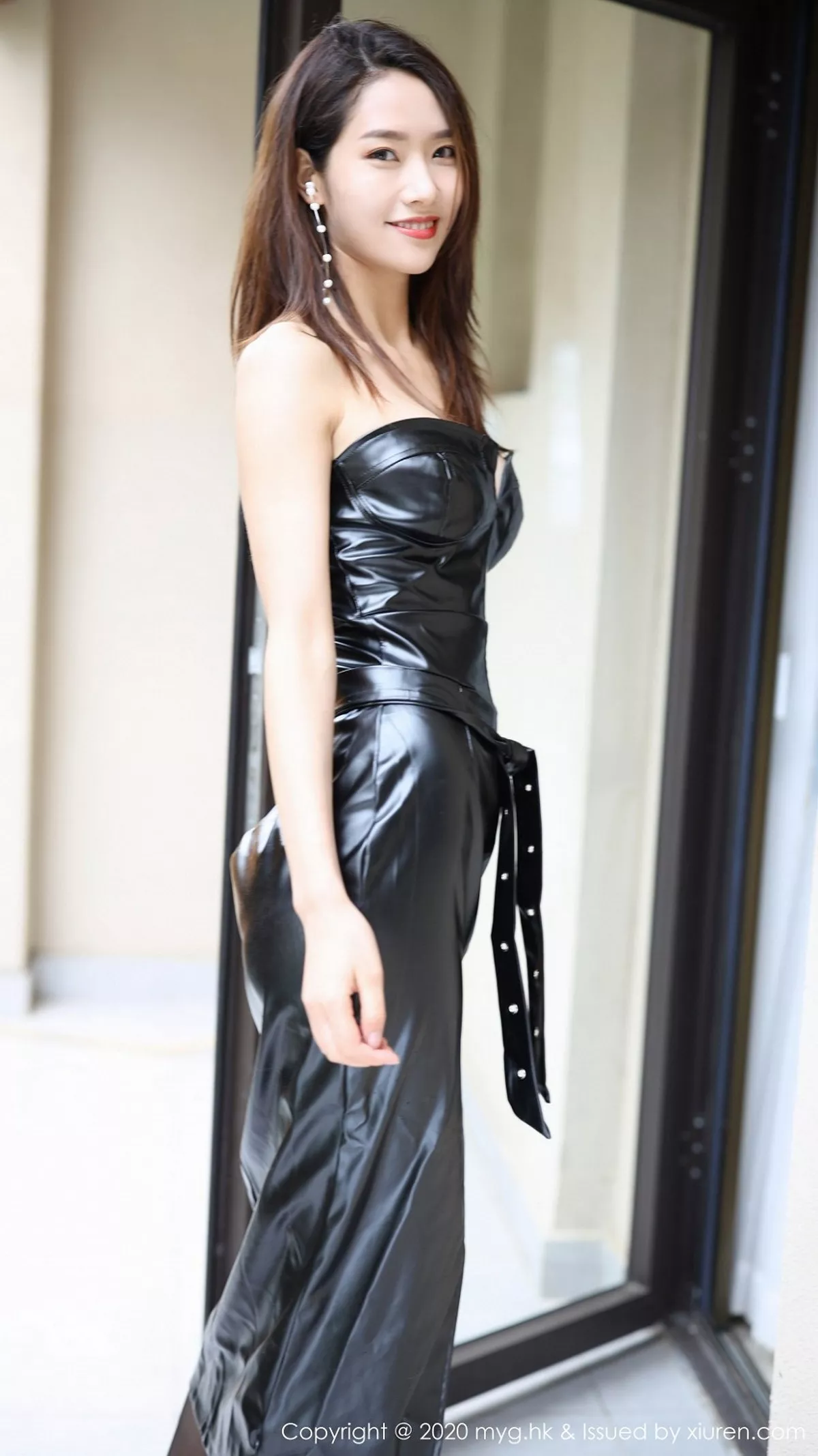 秀人集.com_[MyGirl美媛馆]Vol.444_嫩模方子萱大理旅拍私房黑色皮质连身裙配黑丝极致魅惑写真104P