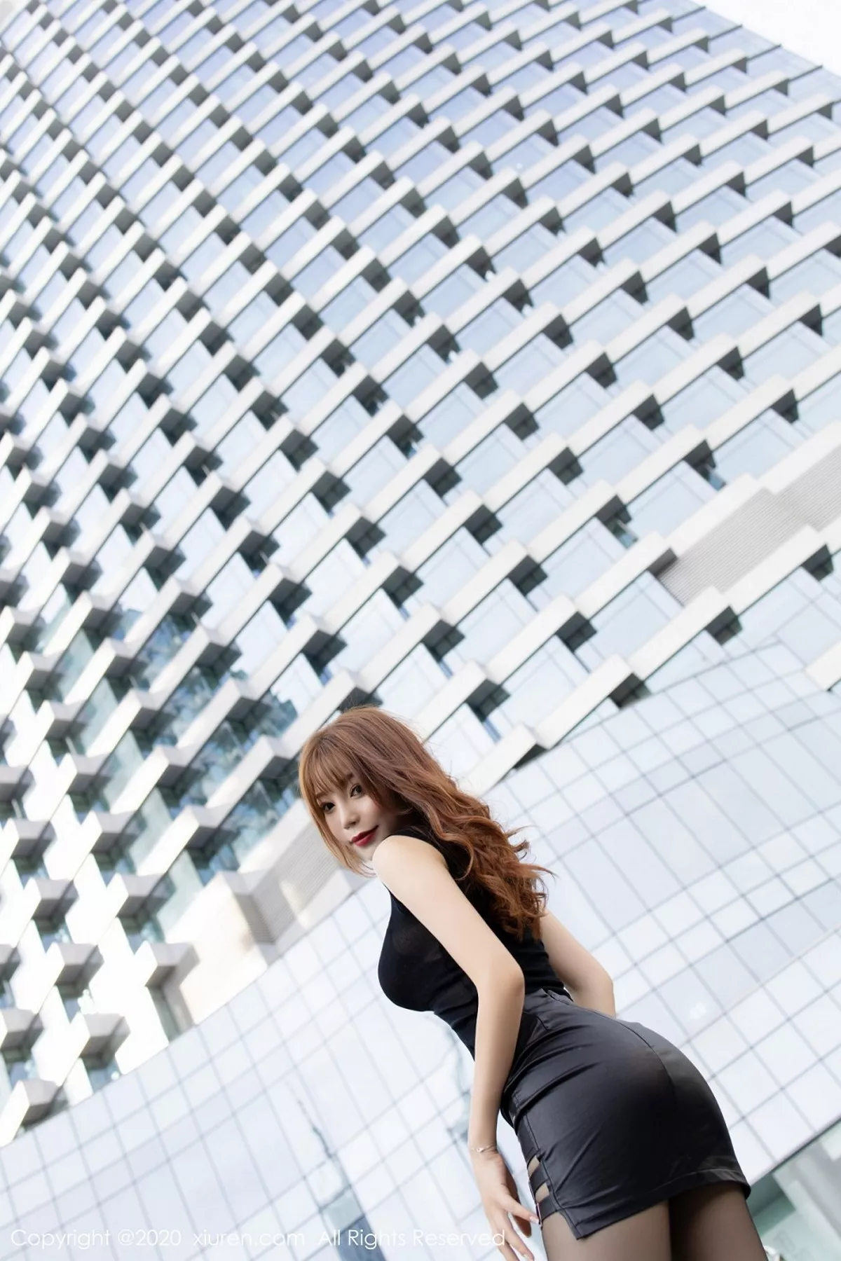 秀人集.com_[XiuRen秀人网]No.2445_女神芝芝Booty时尚街拍性感内衣配黑丝裤袜秀火辣身材诱惑写真64P