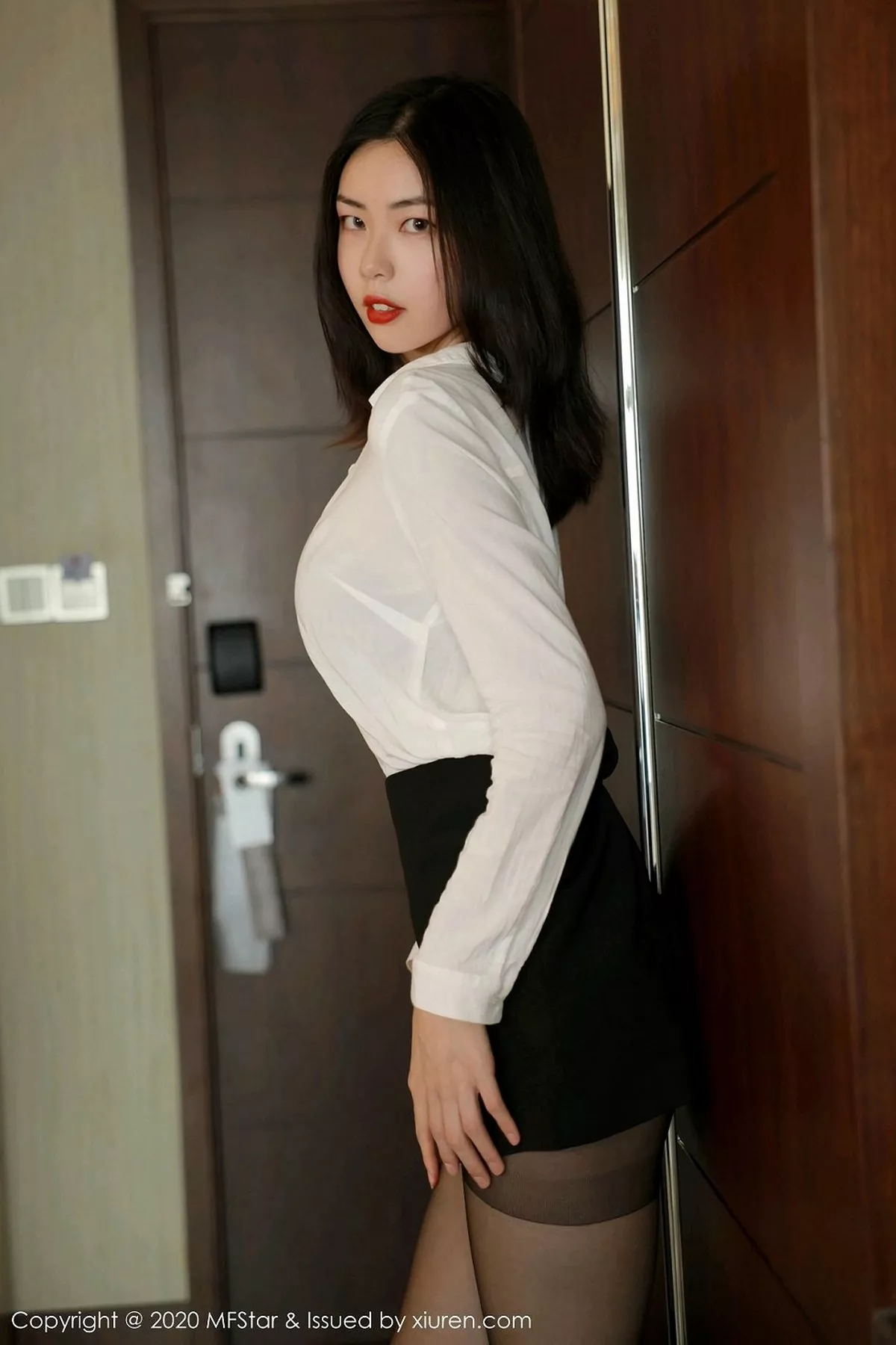 秀人集.com_[MFStar模范学院]Vol.371_嫩模噜噜妞儿经典职场0L主题黑短裙配黑丝裤袜诱惑写真56P