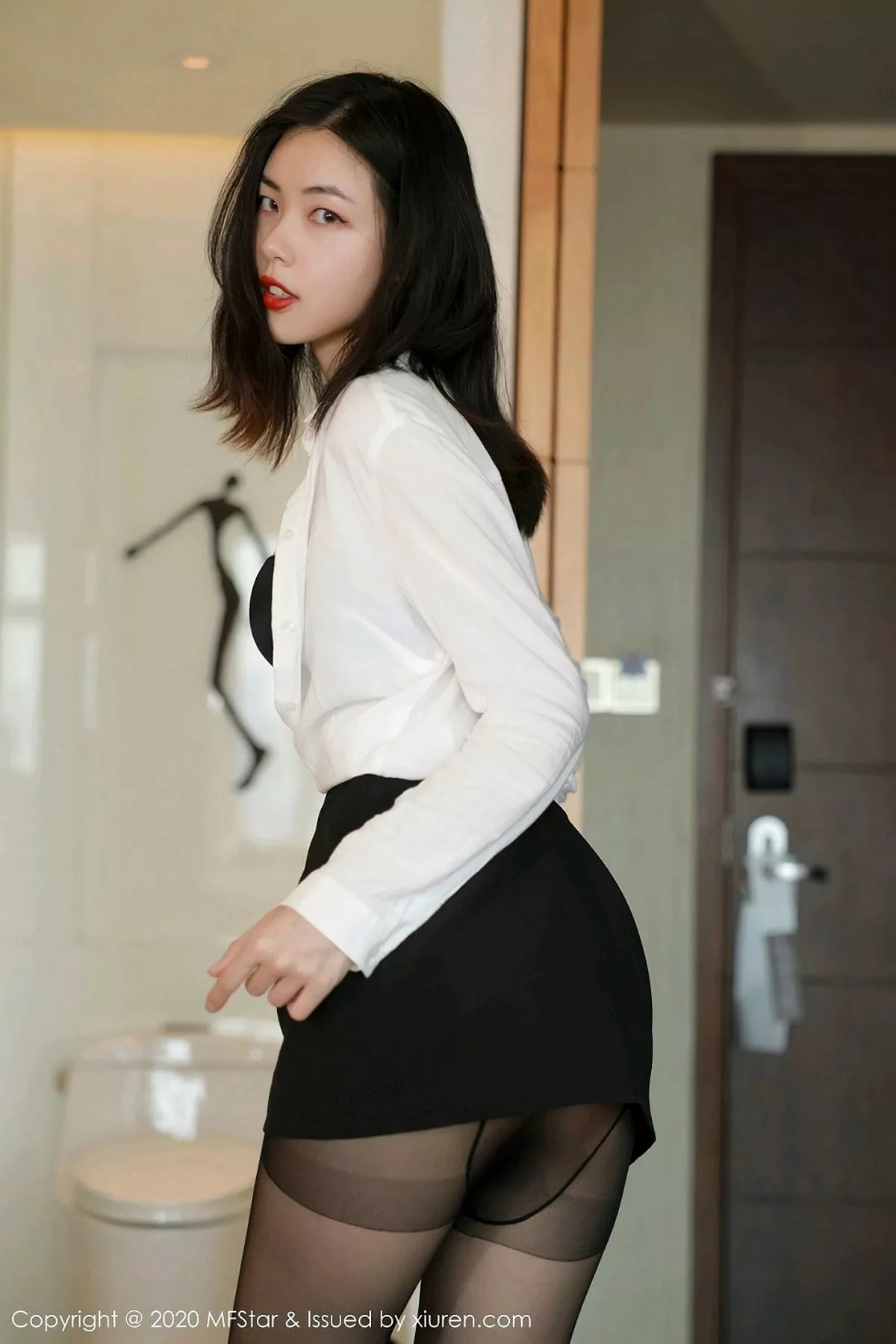 秀人集.com_[MFStar模范学院]Vol.371_嫩模噜噜妞儿经典职场0L主题黑短裙配黑丝裤袜诱惑写真56P