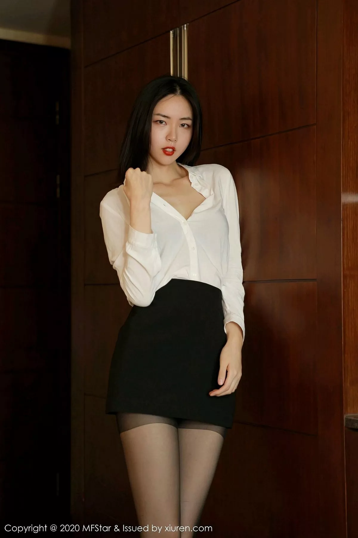 秀人集.com_[MFStar模范学院]Vol.371_嫩模噜噜妞儿经典职场0L主题黑短裙配黑丝裤袜诱惑写真56P