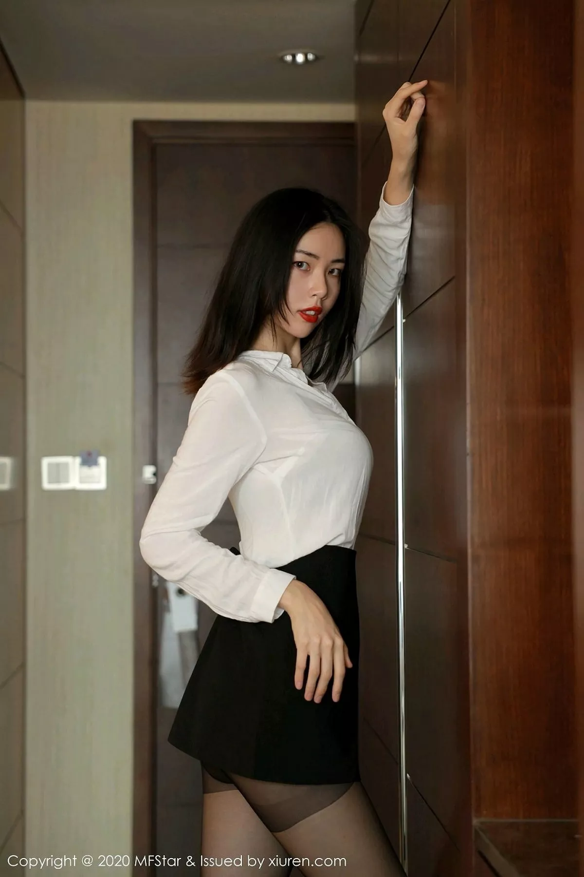 秀人集.com_[MFStar模范学院]Vol.371_嫩模噜噜妞儿经典职场0L主题黑短裙配黑丝裤袜诱惑写真56P