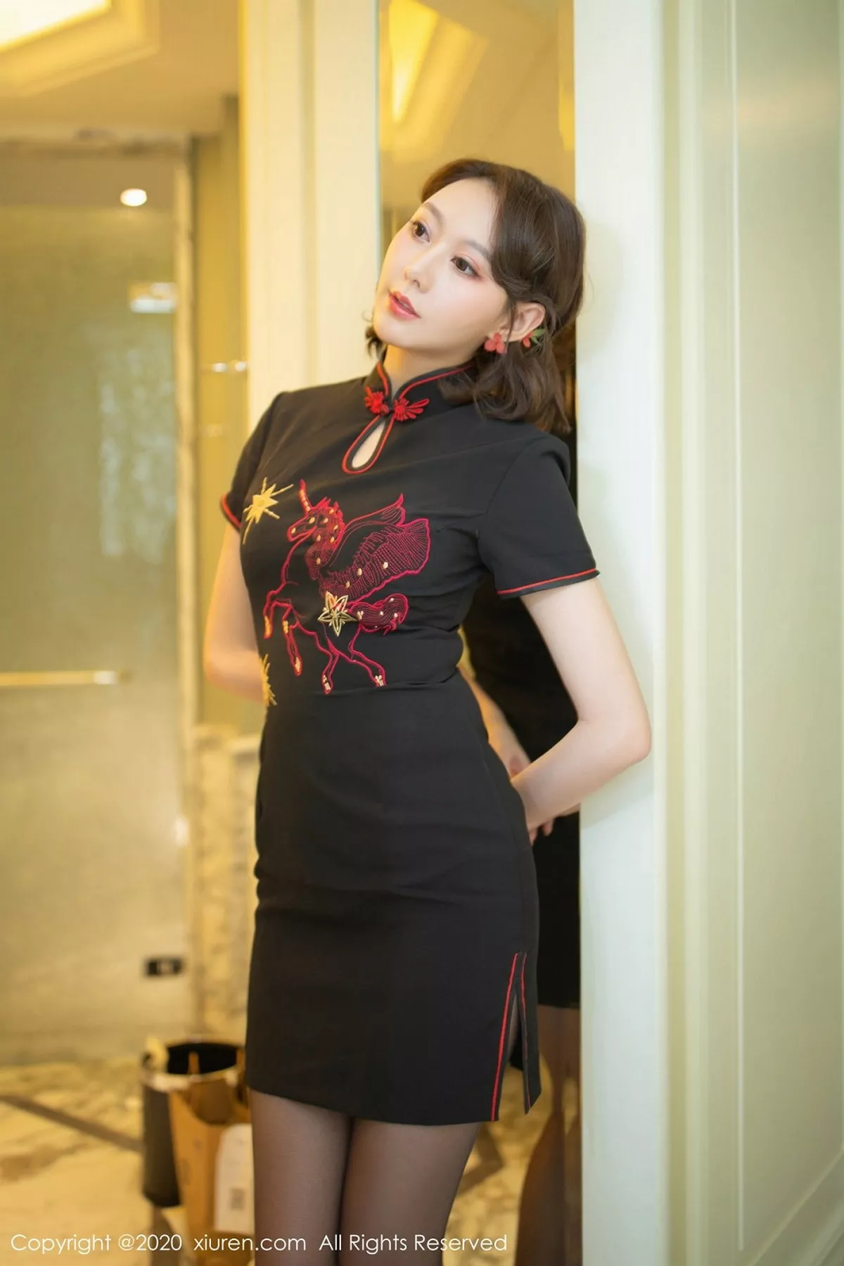 秀人集.com_[XiuRen秀人网]No.2379_气质女神艺轩脱古韵旗袍露性感蕾丝内衣黑丝裤袜极致魅惑写真84P