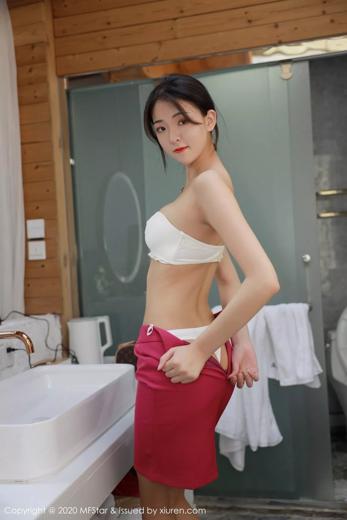 秀人集.com_[MFStar模范学院]Vol.356_嫩模Laura苏雨彤大理旅拍性感空乘制服半脱撩人诱惑写真60P