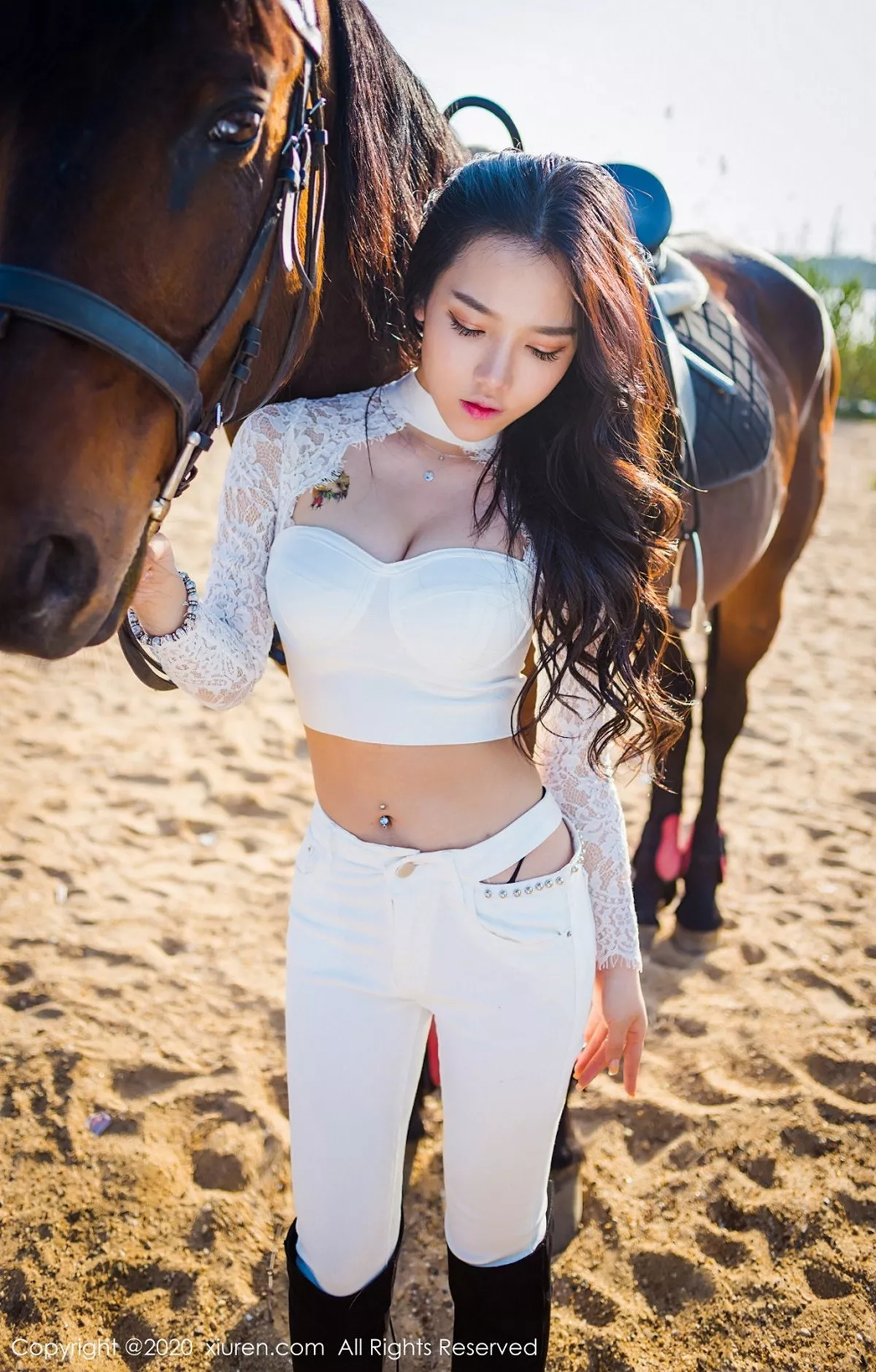 秀人集.com_[XiuRen秀人网]No.2380_嫩模夏雪爱户外JK制服+白色缕空马术服秀完美身材性感写真41P