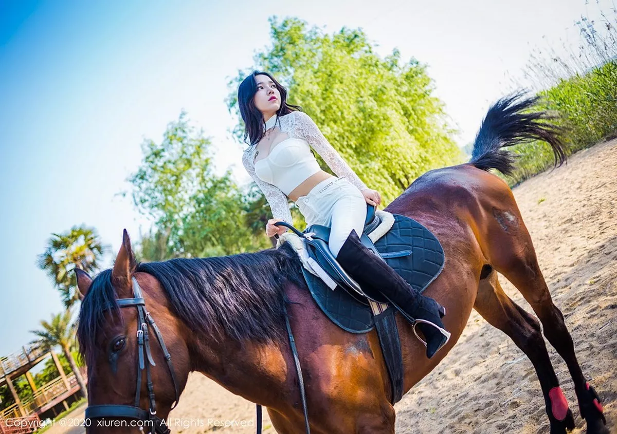 秀人集.com_[XiuRen秀人网]No.2380_嫩模夏雪爱户外JK制服+白色缕空马术服秀完美身材性感写真41P