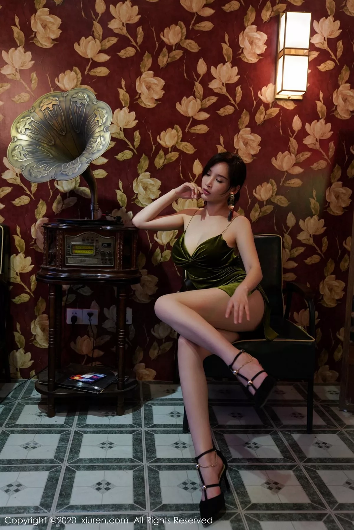 秀人集.com_[XiuRen秀人网]No.2477_女神奶瓶土肥圆港风系列性感低胸吊裙半撩露豪乳翘臀诱惑写真56P