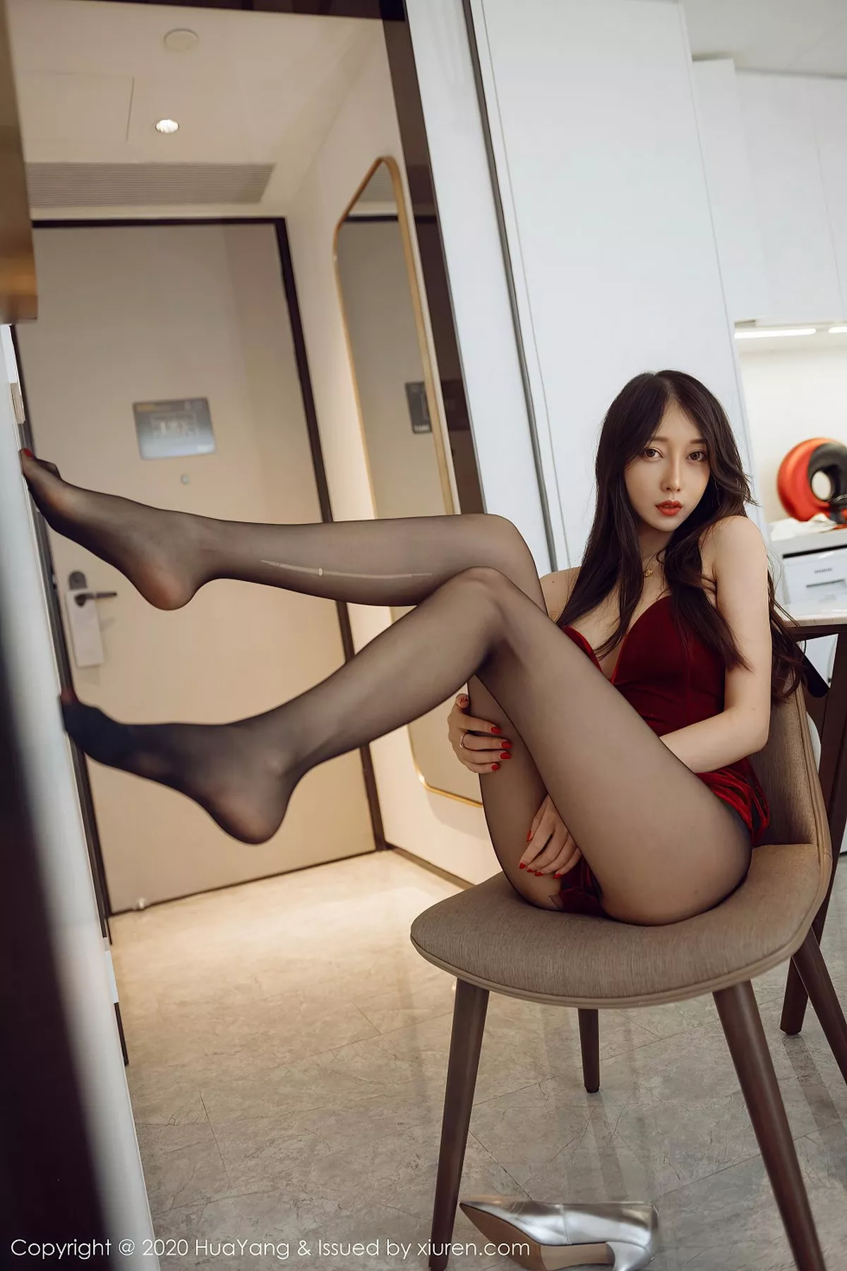 秀人集.com_[HuaYang花漾]Vol.284_模特玥儿玥er酒红色典雅礼裙配黑丝裤袜秀完美身材诱惑写真71P