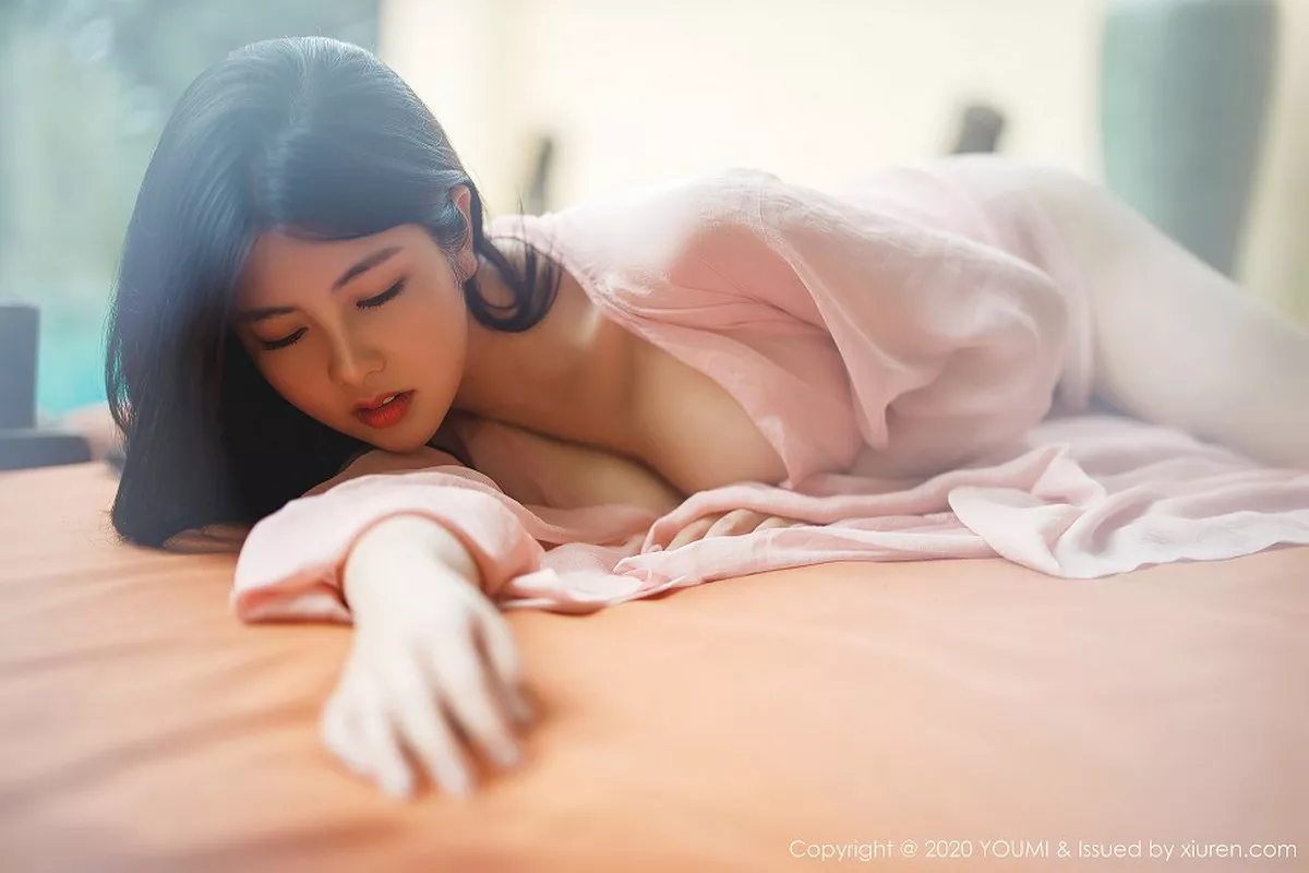 秀人集.com_[YouMi尤蜜荟]Vol.523_女神娜露Selena西双版纳旅拍轻薄粉色长裙秀傲人豪乳诱惑写真89P