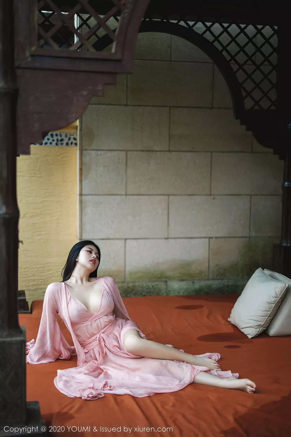 秀人集.com_[YouMi尤蜜荟]Vol.523_女神娜露Selena西双版纳旅拍轻薄粉色长裙秀傲人豪乳诱惑写真89P