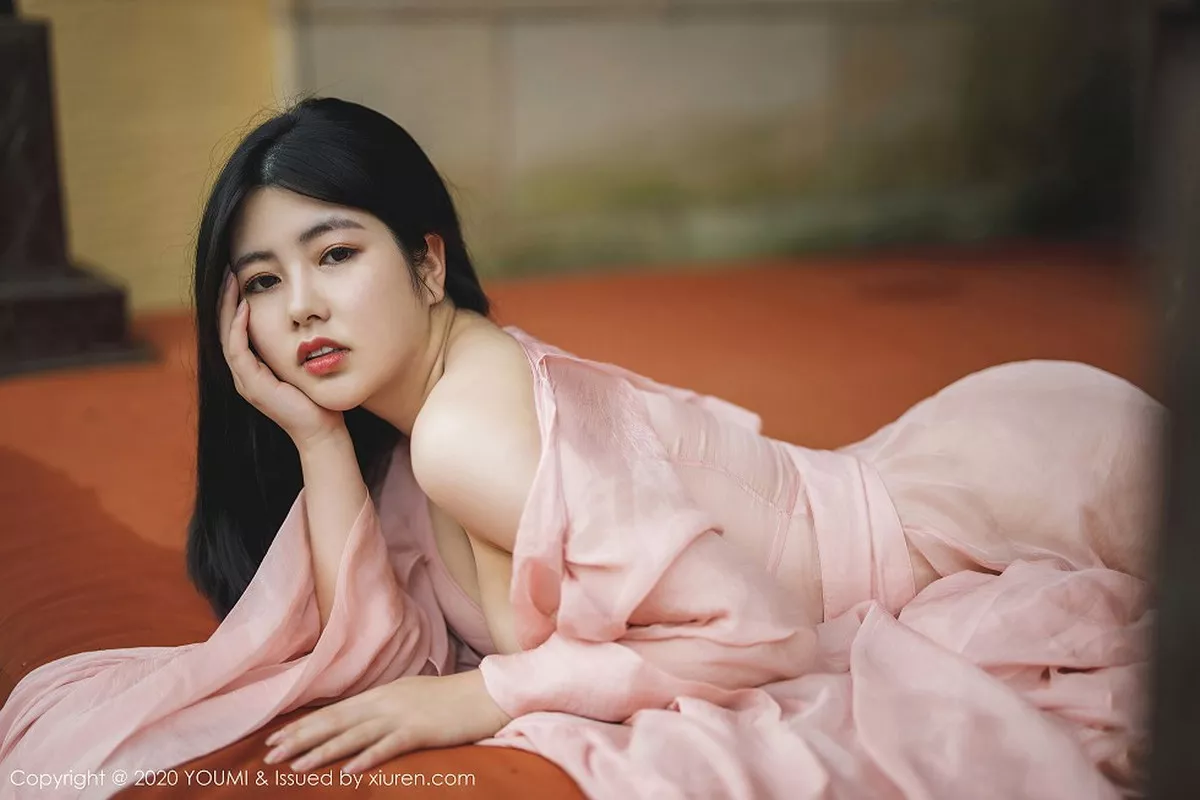 秀人集.com_[YouMi尤蜜荟]Vol.523_女神娜露Selena西双版纳旅拍轻薄粉色长裙秀傲人豪乳诱惑写真89P