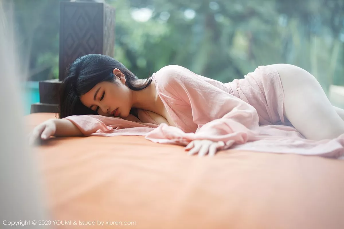 秀人集.com_[YouMi尤蜜荟]Vol.523_女神娜露Selena西双版纳旅拍轻薄粉色长裙秀傲人豪乳诱惑写真89P