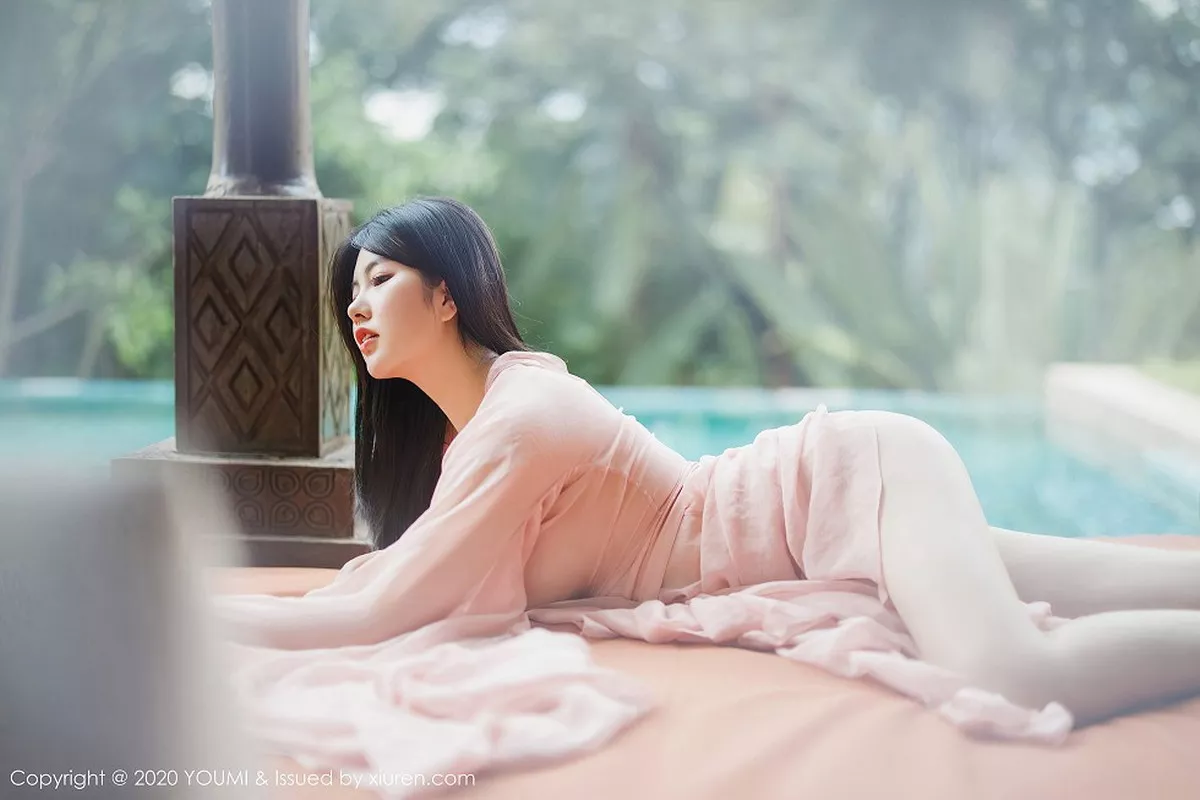 秀人集.com_[YouMi尤蜜荟]Vol.523_女神娜露Selena西双版纳旅拍轻薄粉色长裙秀傲人豪乳诱惑写真89P