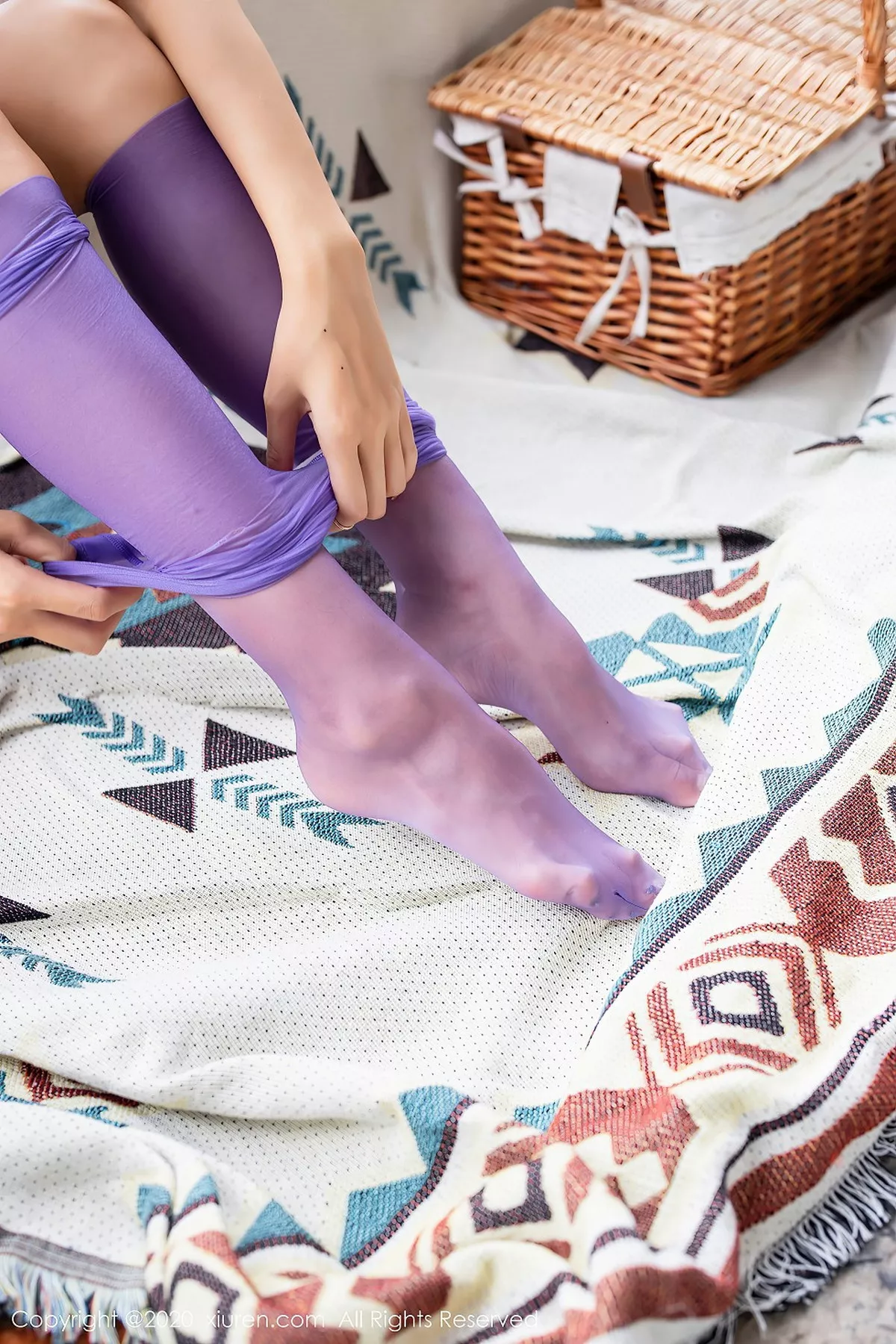 秀人集.com_[XiuRen秀人网]No.2544_嫩模蓝夏Akasha户外紫色花衣配紫丝裤袜秀美腿玉足诱惑写真49P