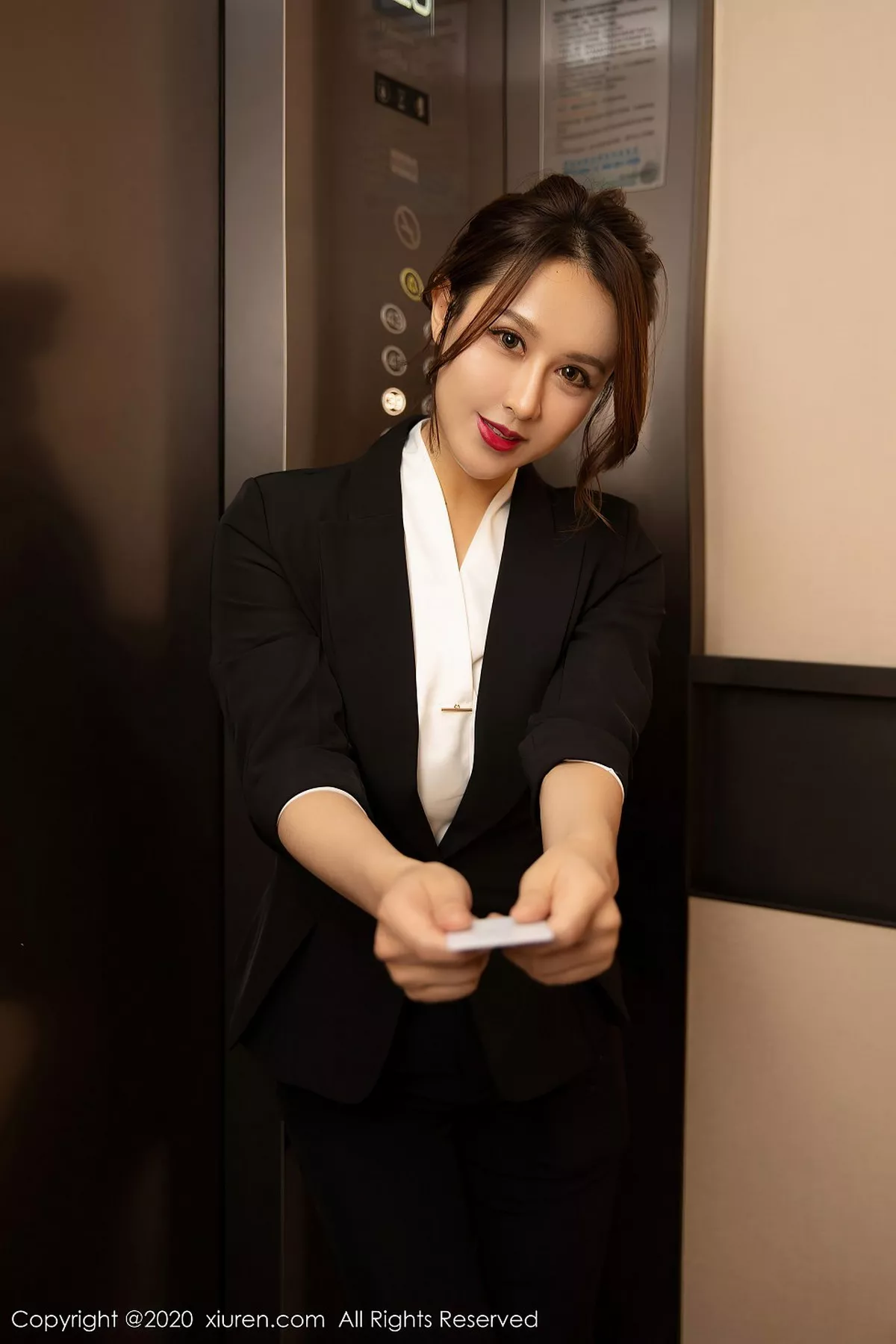 秀人集.com_[XiuRen秀人网]No.2580_嫩模徐安安酒店私人管家主题脱职场制服露性感白色内衣诱惑写真86P