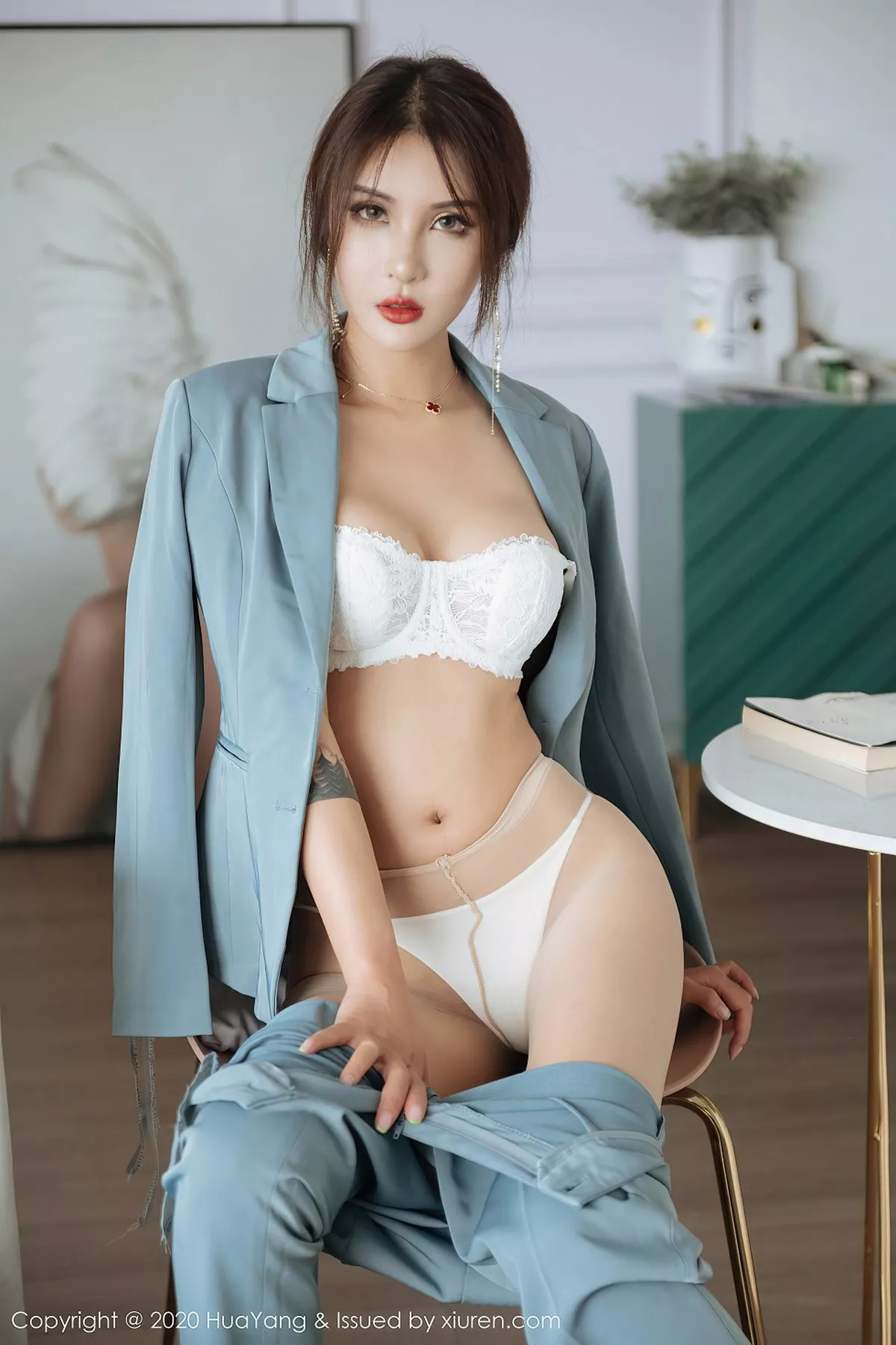 秀人集.com_[HuaYang花漾]Vol.295_嫩模Emily顾奈奈经典酷爽职场西服半脱露性感内衣诱惑写真72P