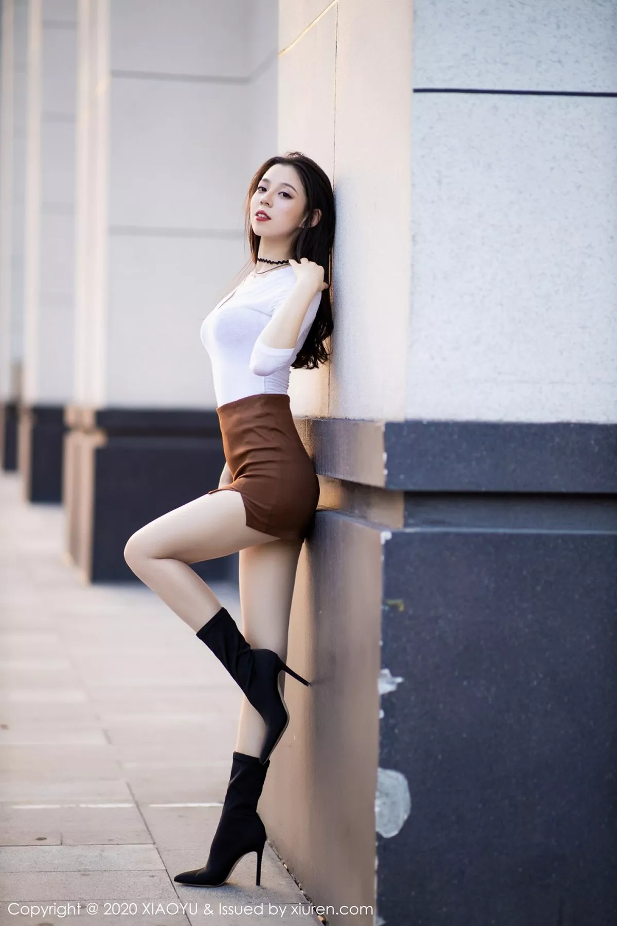 秀人集.com_[XiaoYu画语界]Vol.387_嫩模言沫靓丽户外车拍主题性感红色内衣配肉丝袜诱惑写真105P