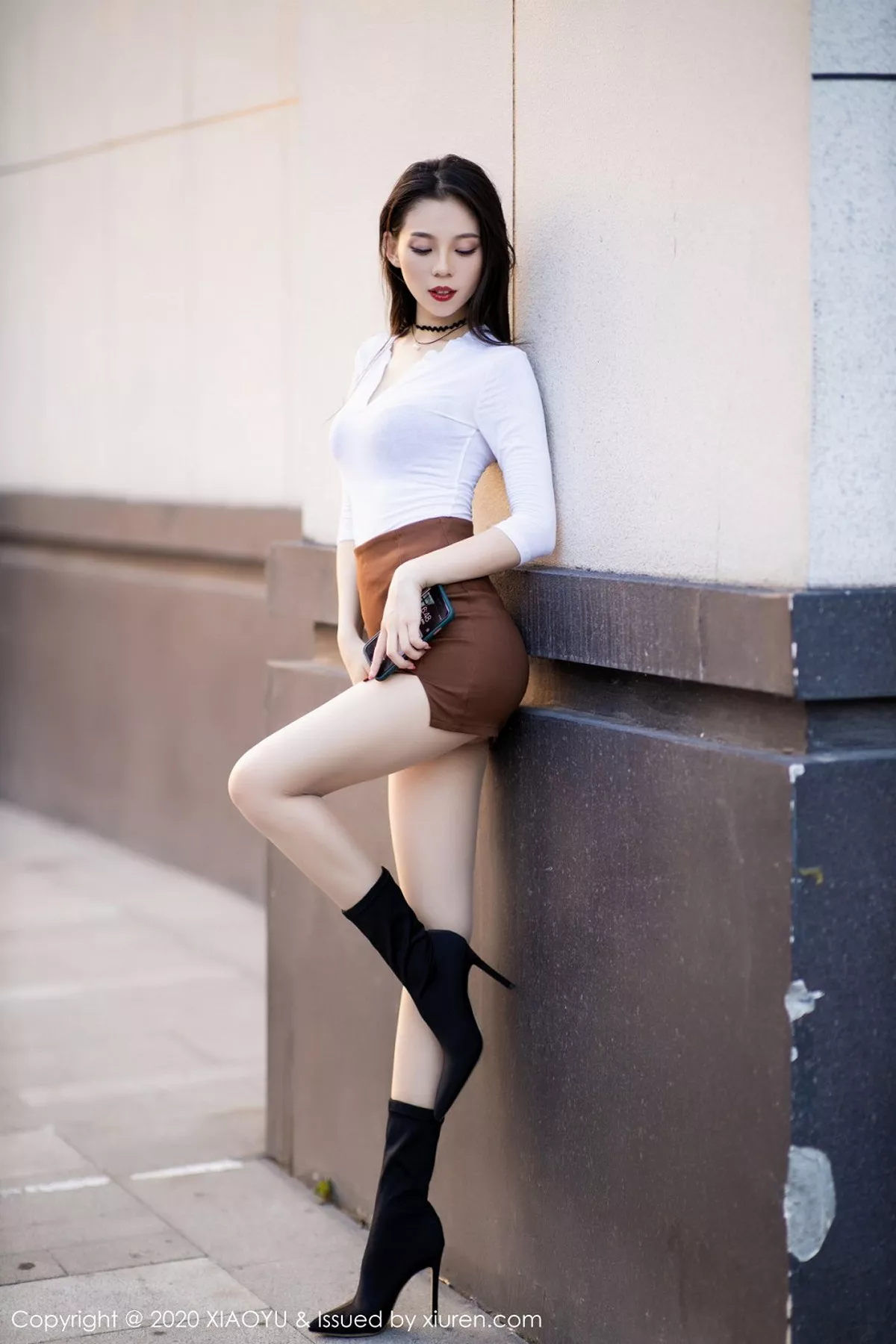 秀人集.com_[XiaoYu画语界]Vol.387_嫩模言沫靓丽户外车拍主题性感红色内衣配肉丝袜诱惑写真105P