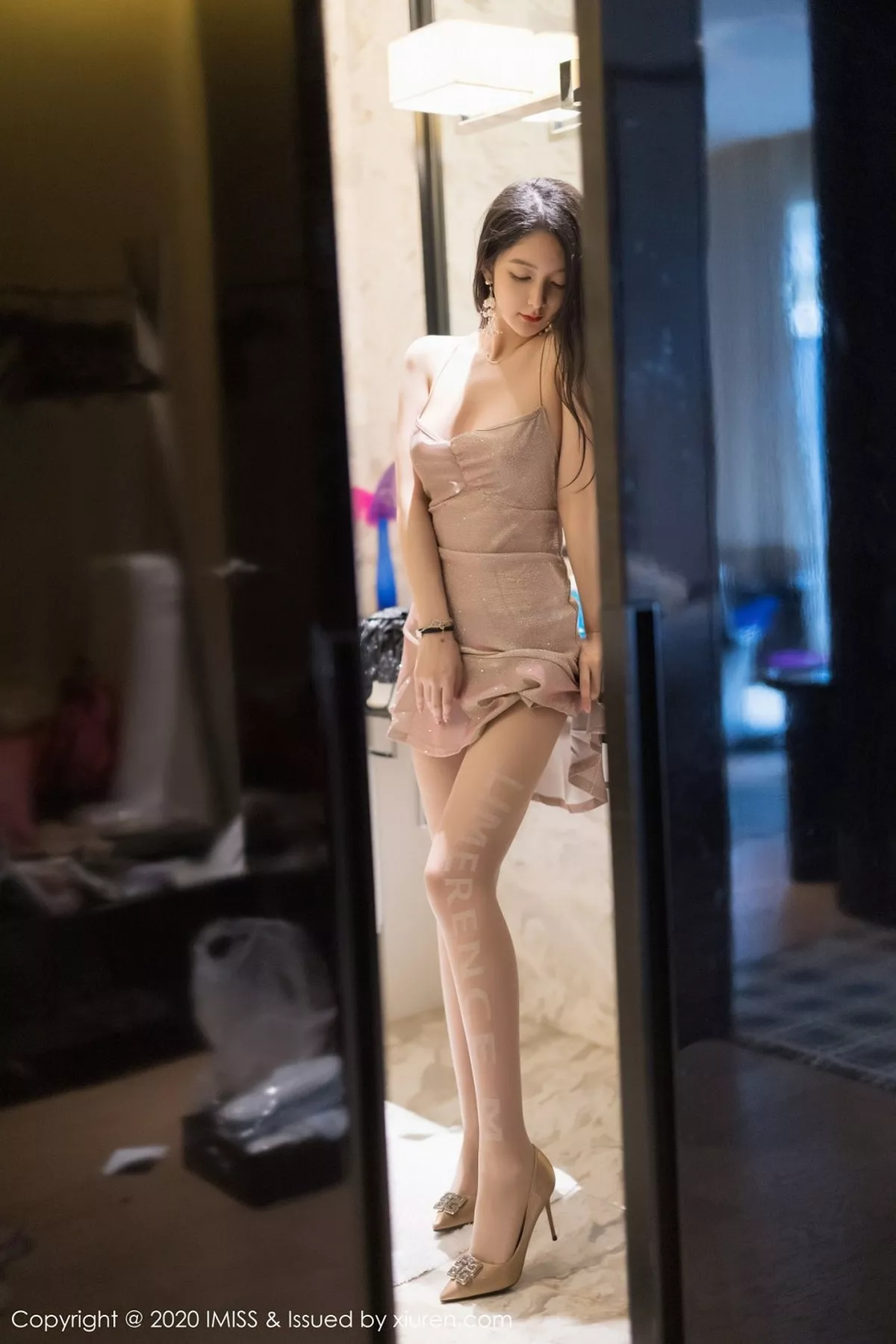 秀人集.com_[IMISS爱蜜社]Vol.511_女神Angela小热巴私房典雅吊裙配肉丝裤袜秀完美身材诱惑写真55P