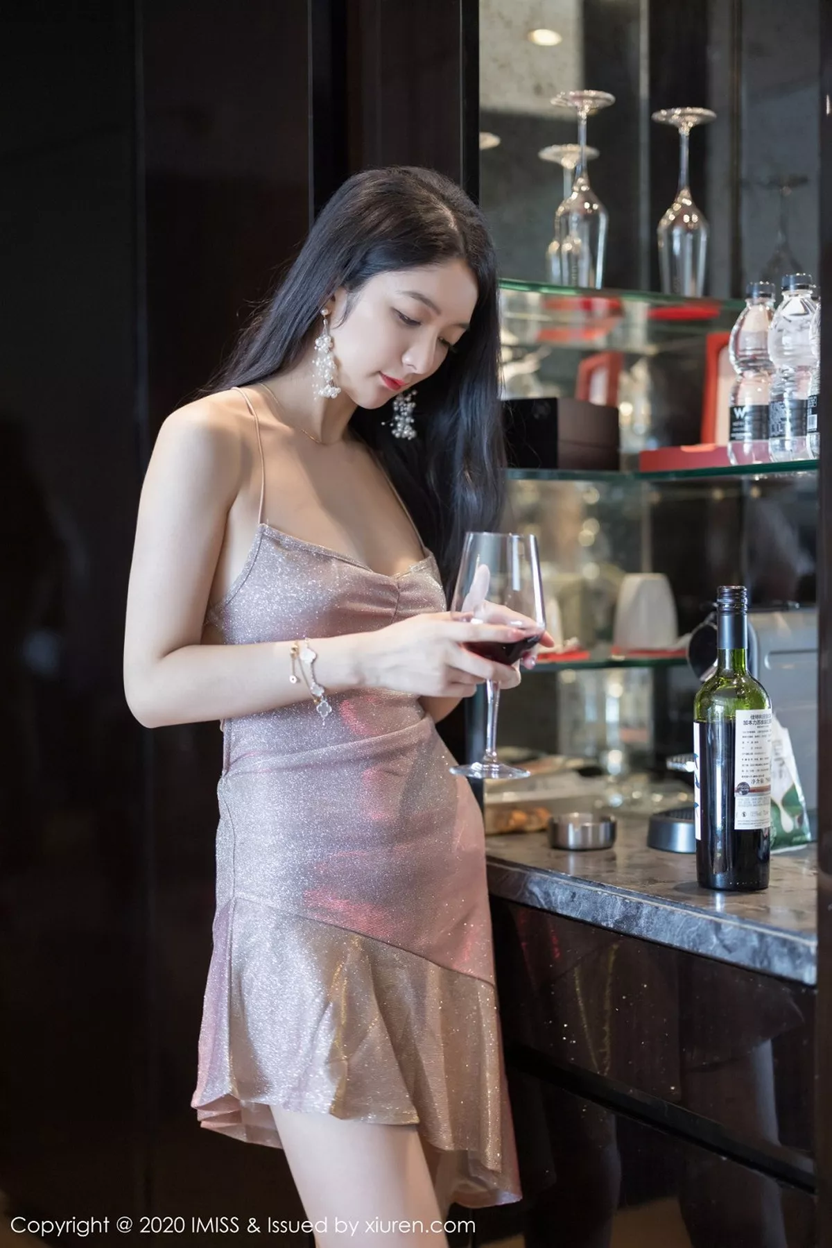 秀人集.com_[IMISS爱蜜社]Vol.511_女神Angela小热巴私房典雅吊裙配肉丝裤袜秀完美身材诱惑写真55P