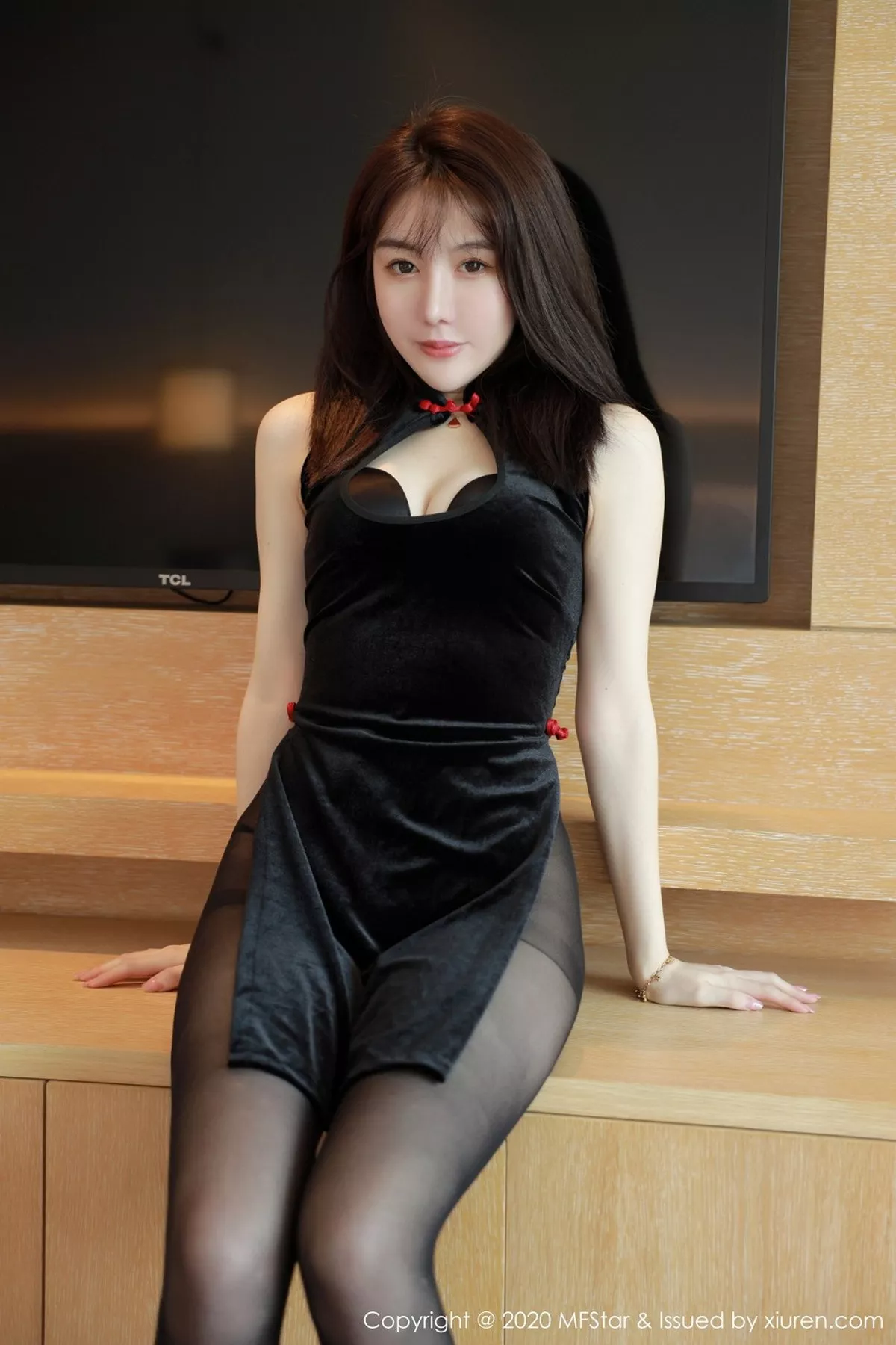 秀人集.com_[MFStar模范学院]Vol.402_模特薛琪琪sandy四川旅拍高开黑色礼裙配黑丝裤袜诱惑写真69P