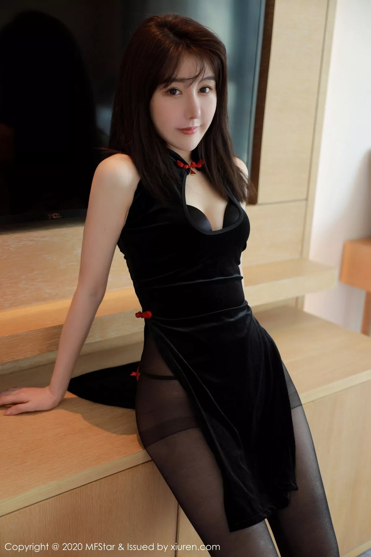 秀人集.com_[MFStar模范学院]Vol.402_模特薛琪琪sandy四川旅拍高开黑色礼裙配黑丝裤袜诱惑写真69P