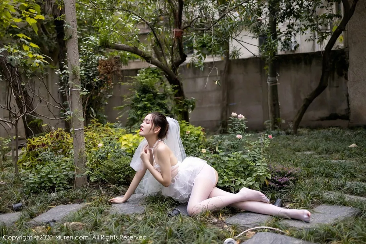 秀人集.com_[XiuRen秀人网]No.2706_嫩模沈梦瑶花园新娘主题薄透内衣配开档白丝裤袜秀翘臀诱惑写真50P