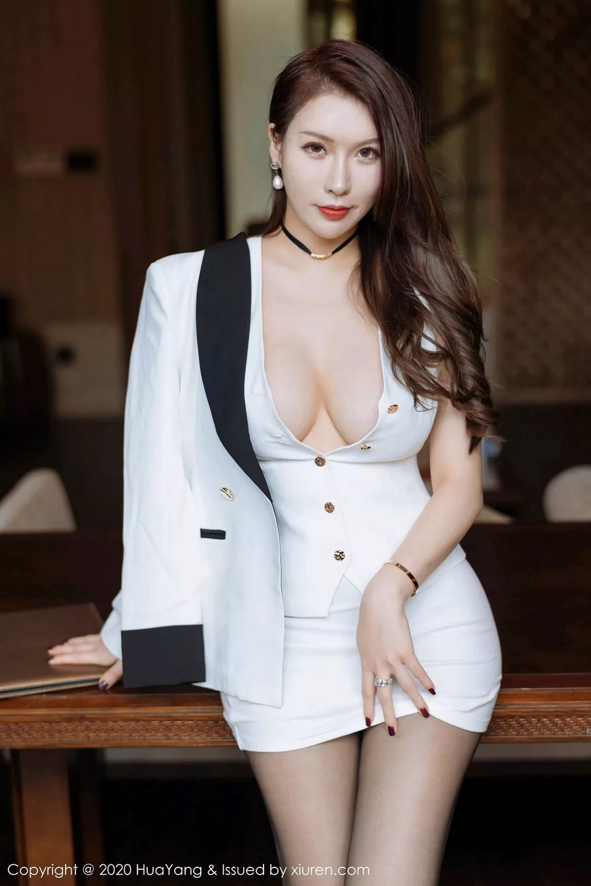 秀人集.com_[HuaYang花漾]Vol.308_女神Egg-尤妮丝西双版纳旅拍白色OL职业装秀惹火身材诱惑写真60P