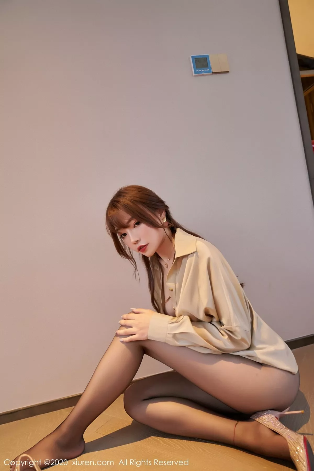 秀人集.com_[XiuRen秀人网]No.2734_女神芝芝Booty私房香槟色衬衫配开档黑丝裤袜撩人诱惑写真53P