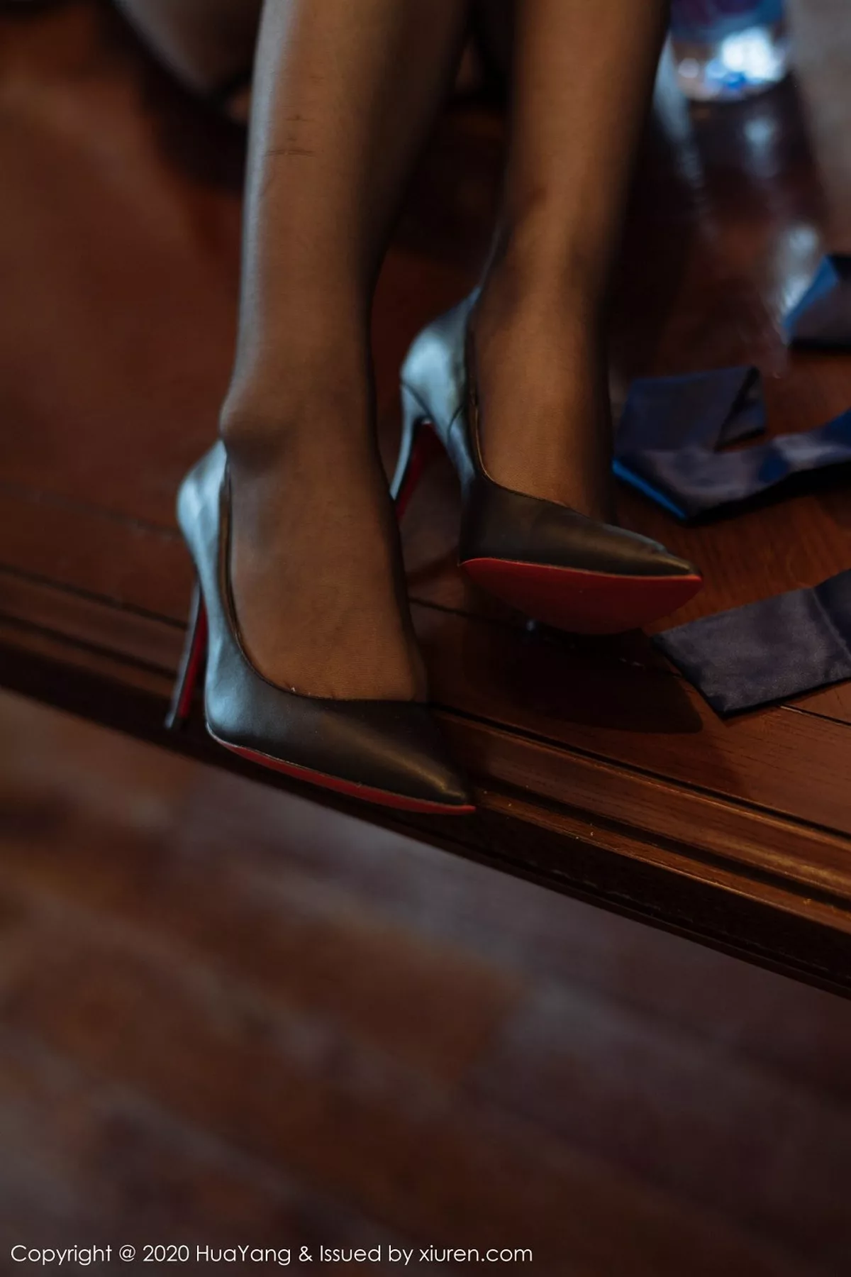 秀人集.com_[HuaYang花漾]Vol.312_女神周于希Sandy西双版纳旅拍黑短裙配开档黑丝裤袜诱惑写真63P