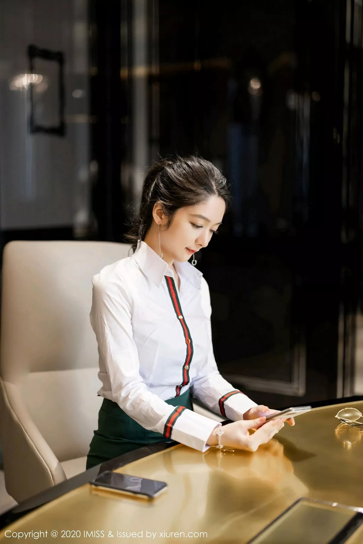 秀人集.com_[IMISS爱蜜社]Vol.521_女神Angela小热巴都市风格职业OL主题半脱内衣露豪乳诱惑写真54P