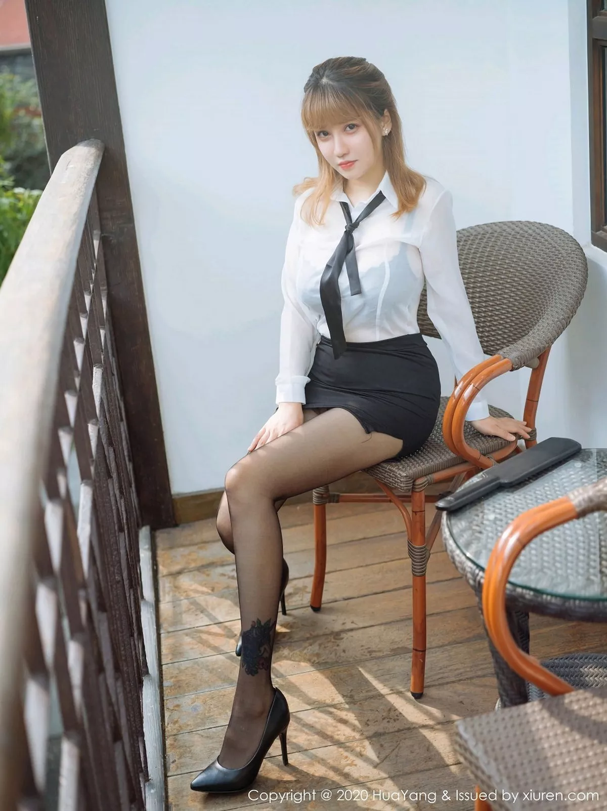 秀人集.com_[HuaYang花漾]Vol.316_嫩模周大萌杭州旅拍职场秘书0L主题超薄黑丝裤袜迷人诱惑写真40P