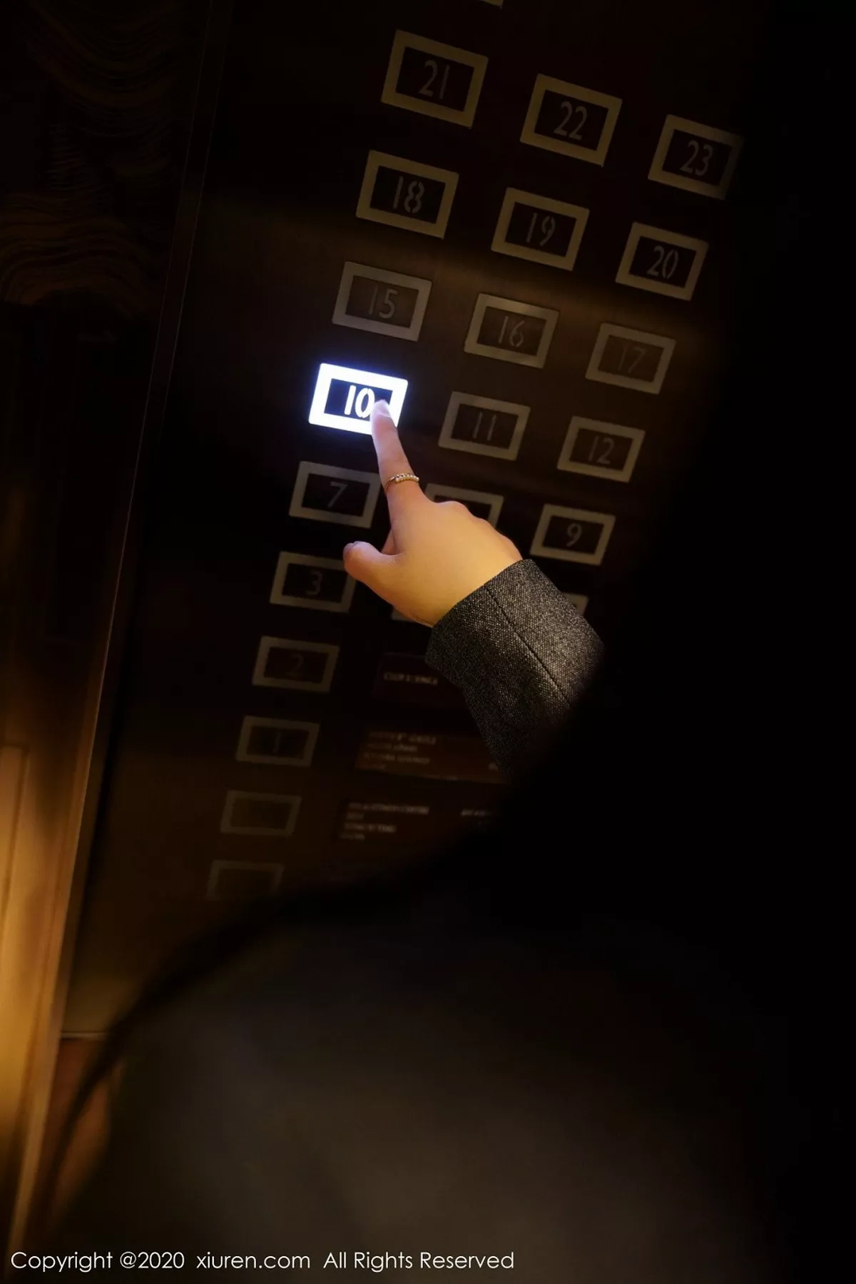 秀人集.com_[XiuRen秀人网]No.2628_嫩模美七Mia酒店OL制服剧情主题性感透视内裤秀翘臀诱惑写真64P