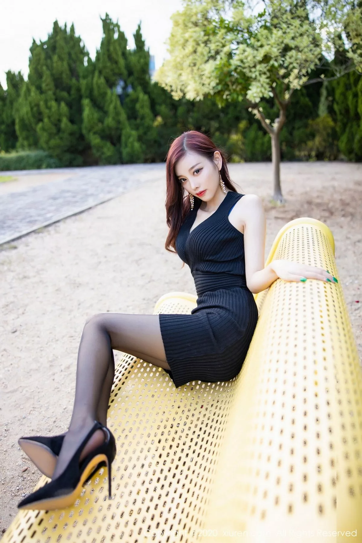 秀人集.com_[XiuRen秀人网]No.2648_女神杨晨晨sugar室外松林拍摄主题黑色吊裙配黑丝裤袜诱惑写真76P