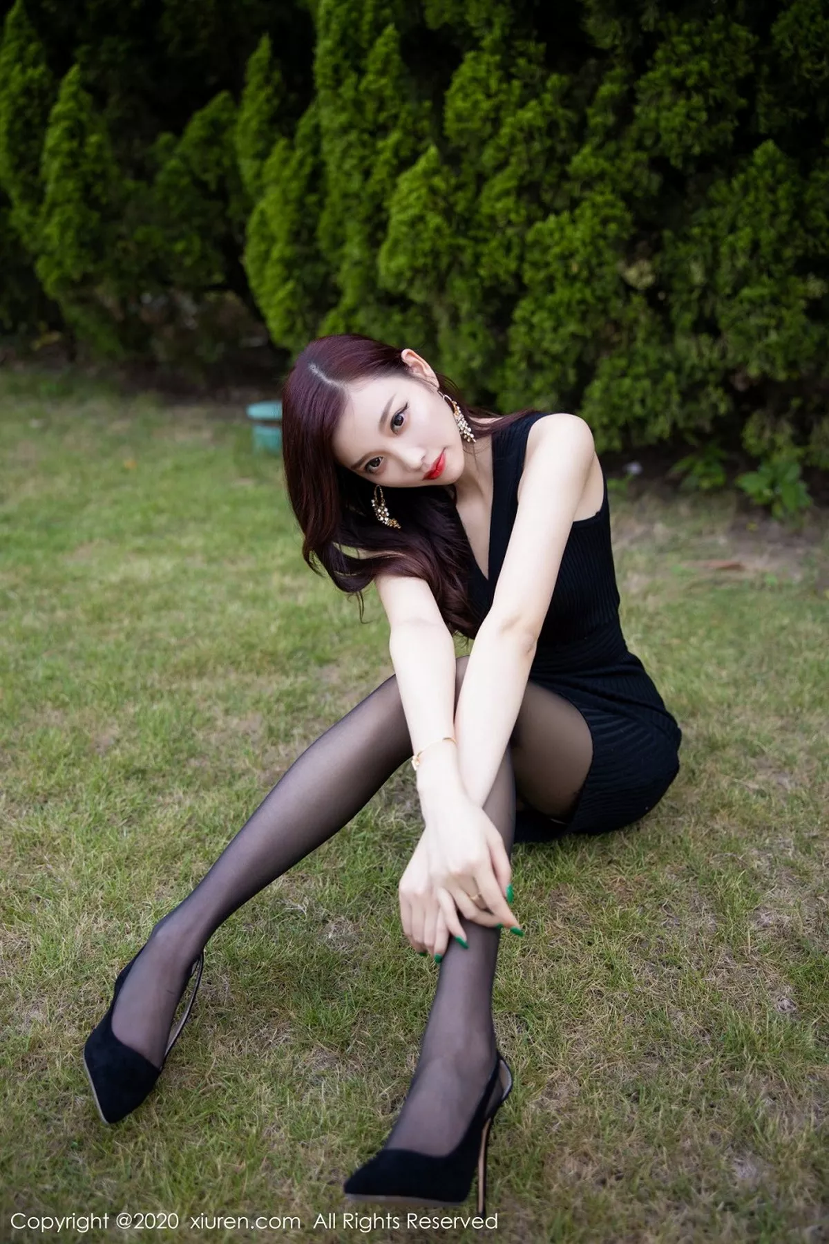 秀人集.com_[XiuRen秀人网]No.2648_女神杨晨晨sugar室外松林拍摄主题黑色吊裙配黑丝裤袜诱惑写真76P