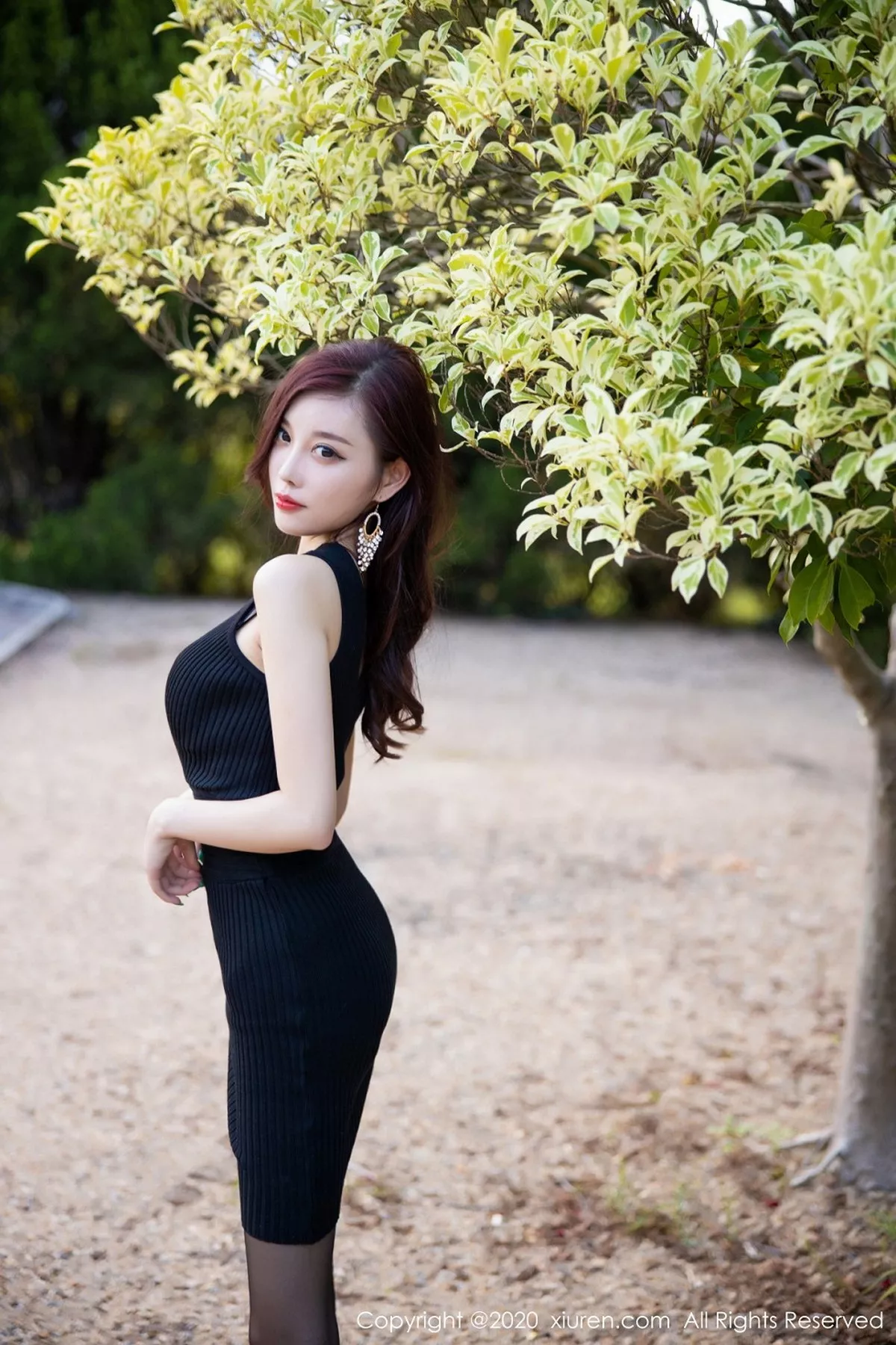 秀人集.com_[XiuRen秀人网]No.2648_女神杨晨晨sugar室外松林拍摄主题黑色吊裙配黑丝裤袜诱惑写真76P