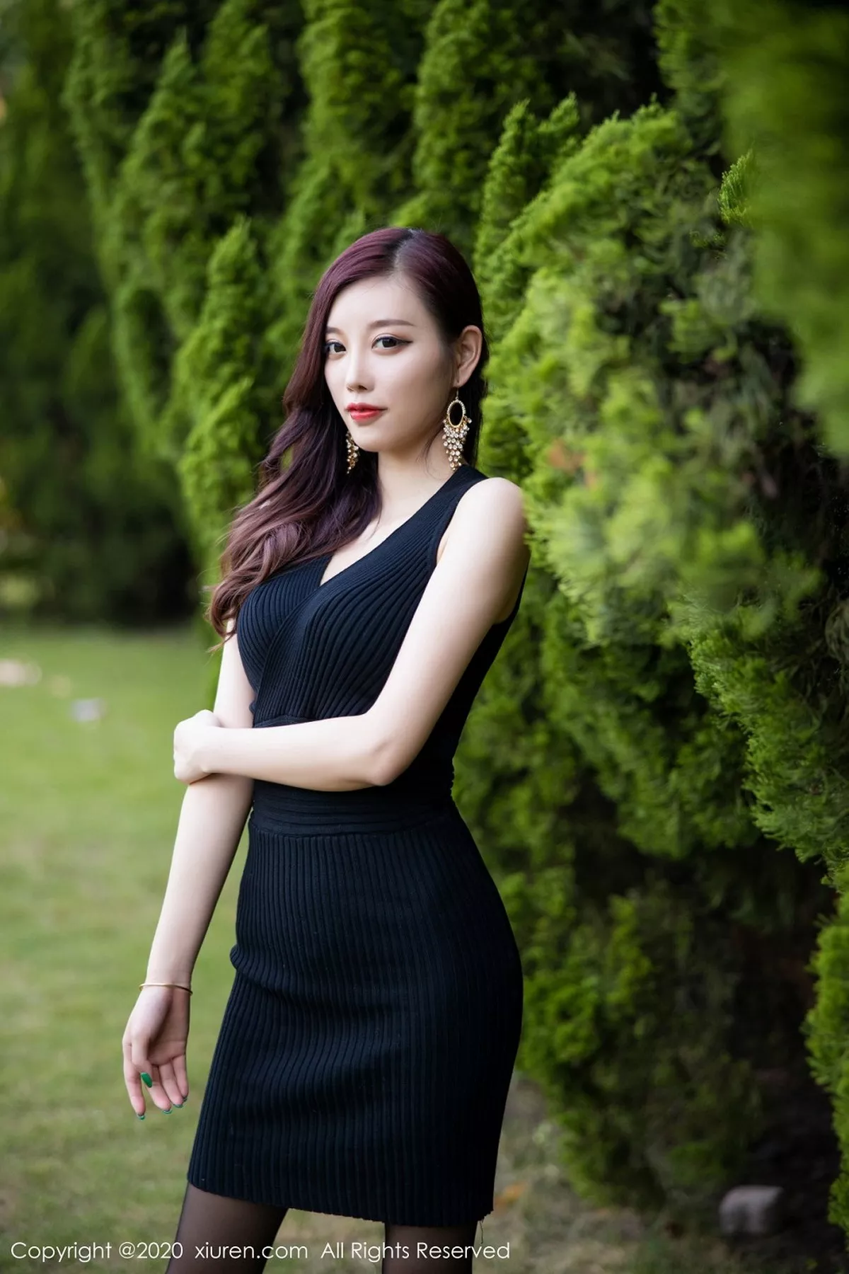 秀人集.com_[XiuRen秀人网]No.2648_女神杨晨晨sugar室外松林拍摄主题黑色吊裙配黑丝裤袜诱惑写真76P