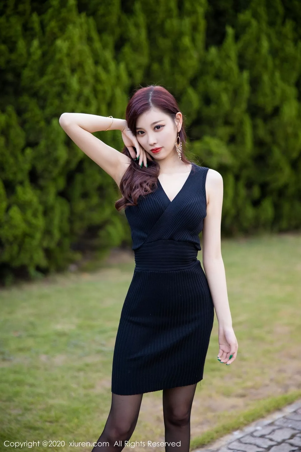 秀人集.com_[XiuRen秀人网]No.2648_女神杨晨晨sugar室外松林拍摄主题黑色吊裙配黑丝裤袜诱惑写真76P