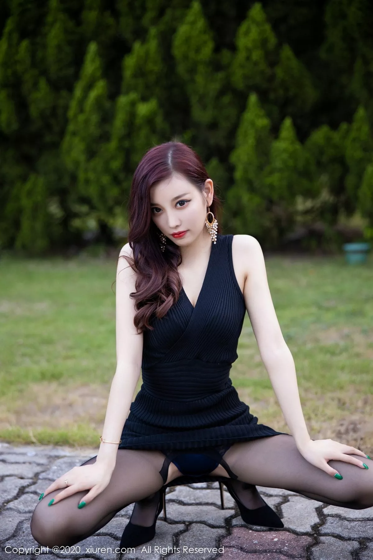 秀人集.com_[XiuRen秀人网]No.2648_女神杨晨晨sugar室外松林拍摄主题黑色吊裙配黑丝裤袜诱惑写真76P