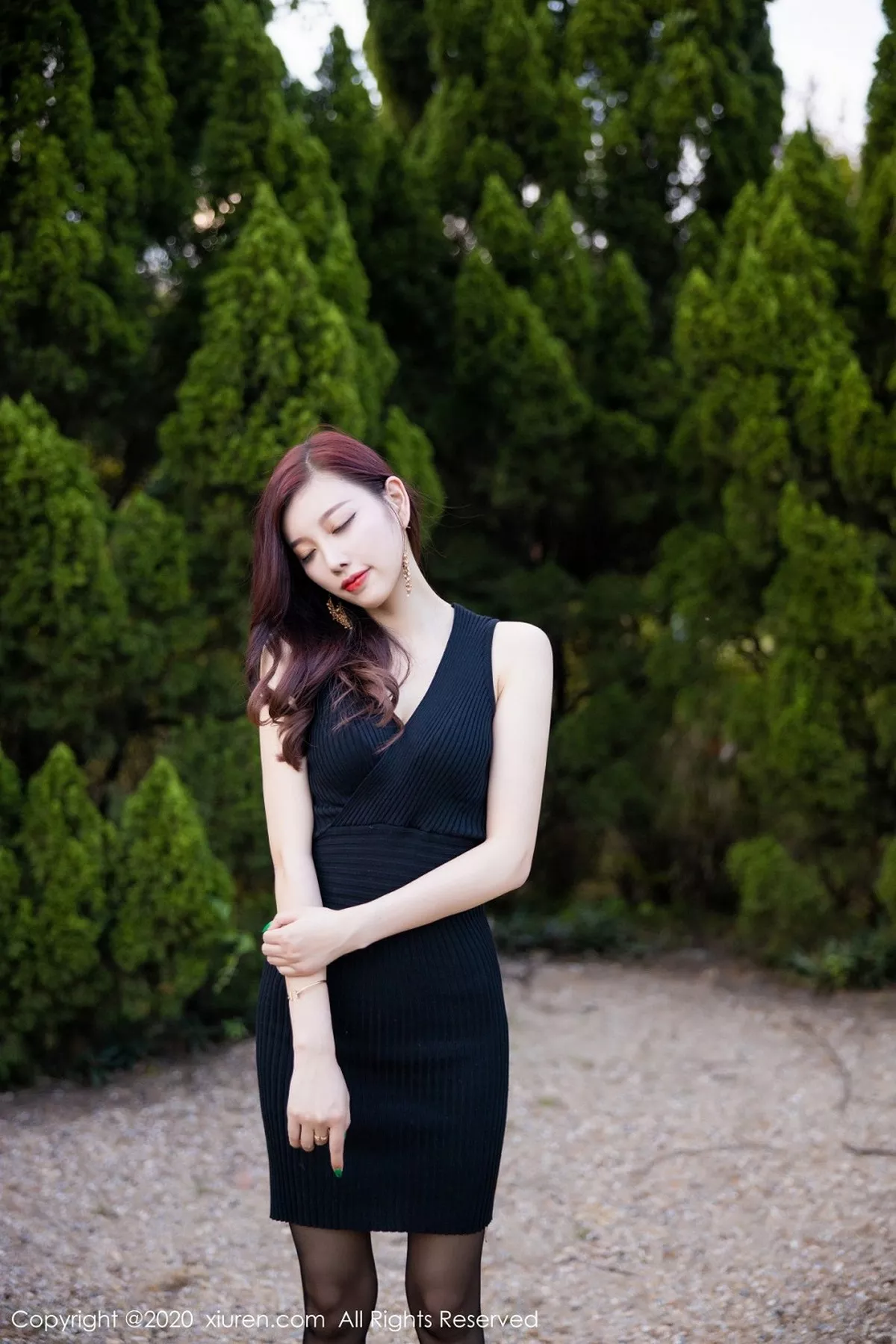 秀人集.com_[XiuRen秀人网]No.2648_女神杨晨晨sugar室外松林拍摄主题黑色吊裙配黑丝裤袜诱惑写真76P