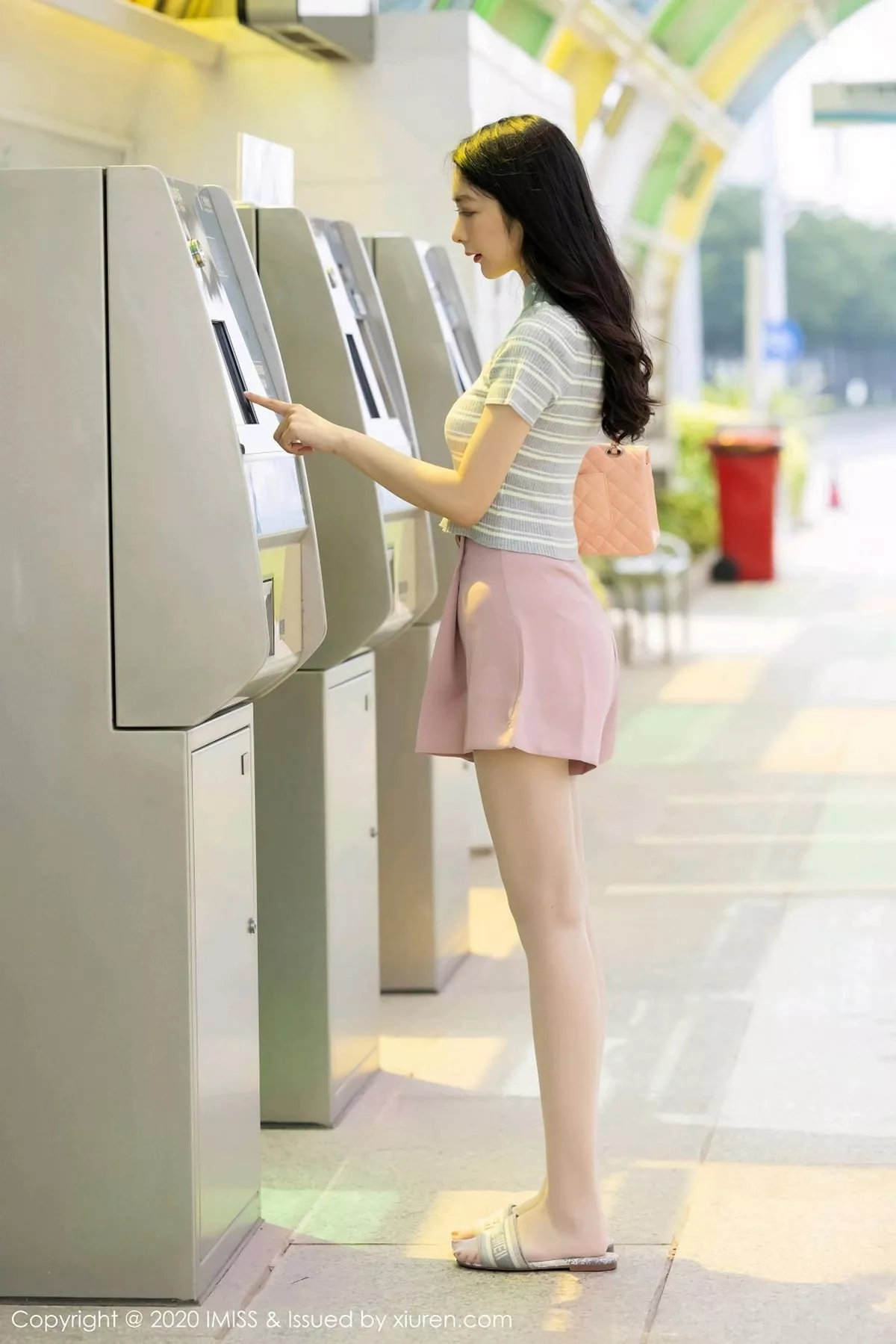 秀人集.com_[IMISS爱蜜社]Vol.526_女神Angela小热巴私房床上半脱露性感内衣秀完美身材诱惑写真42P