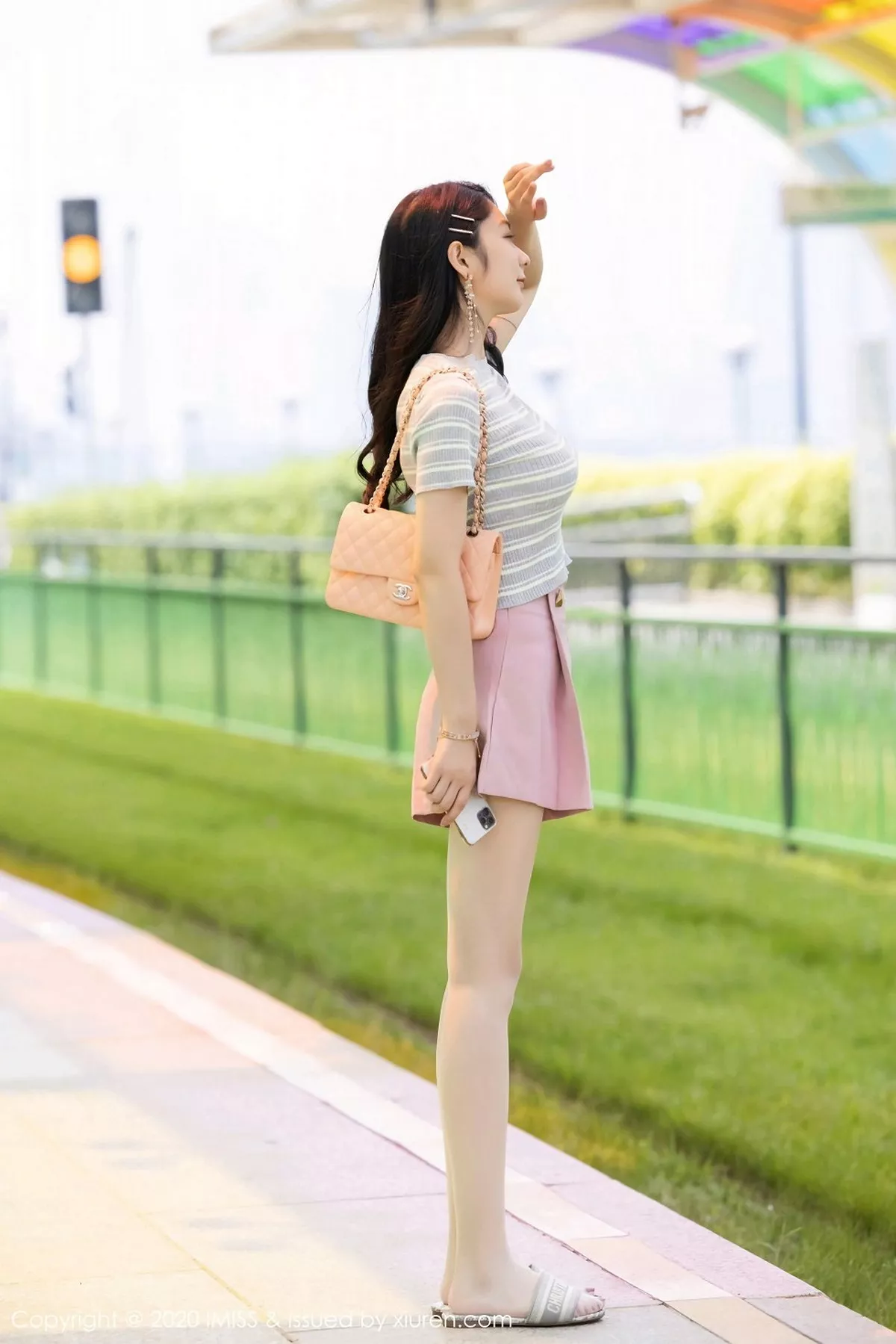 秀人集.com_[IMISS爱蜜社]Vol.526_女神Angela小热巴私房床上半脱露性感内衣秀完美身材诱惑写真42P