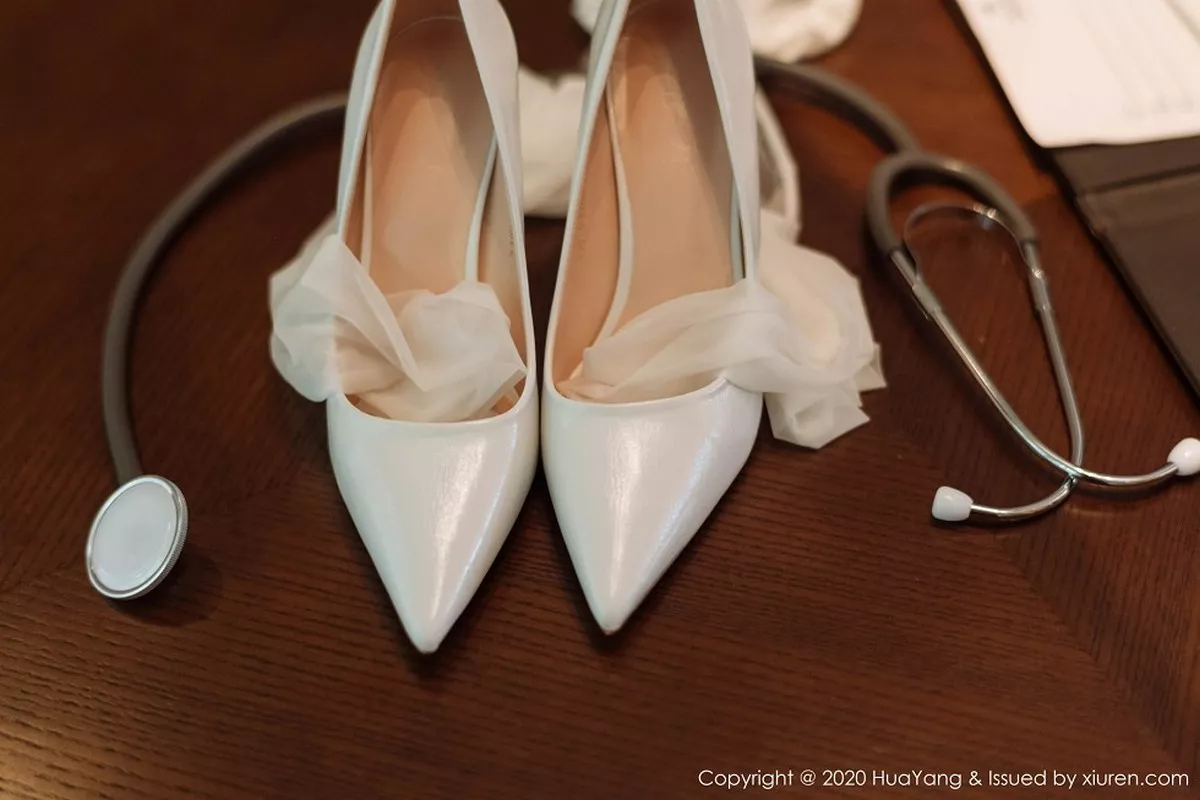 秀人集.com_[HuaYang花漾]Vol.330_女神王雨纯西双版纳旅拍性感护士装配开档肉丝裤袜撩人诱惑写真102P