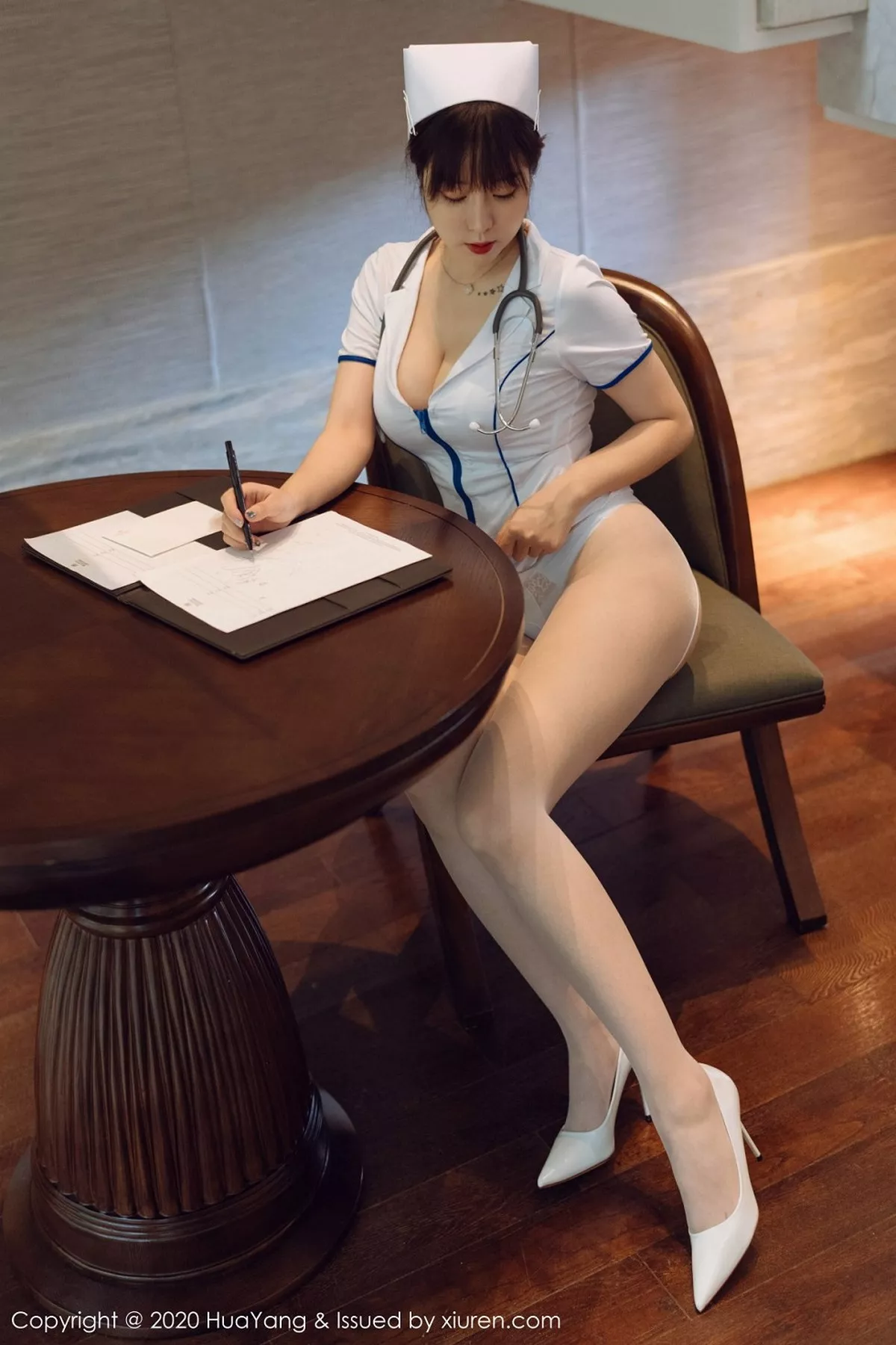 秀人集.com_[HuaYang花漾]Vol.330_女神王雨纯西双版纳旅拍性感护士装配开档肉丝裤袜撩人诱惑写真102P